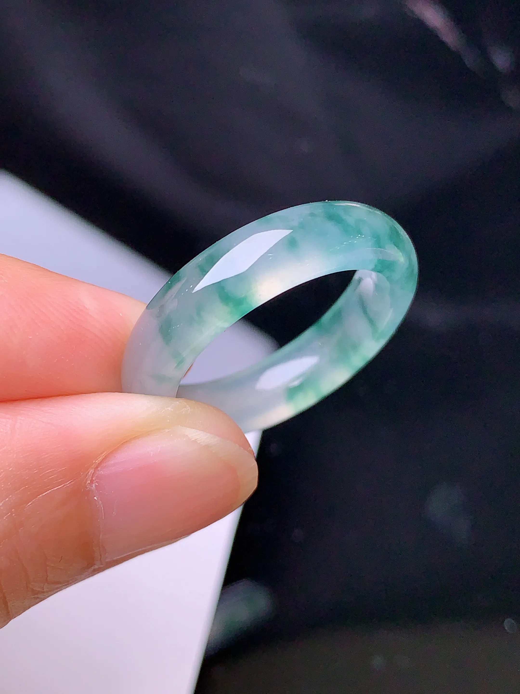 冰种飘绿指环 玉质细腻 色泽清新艳丽 整体尺寸25*5.5*3.7圈口14.5