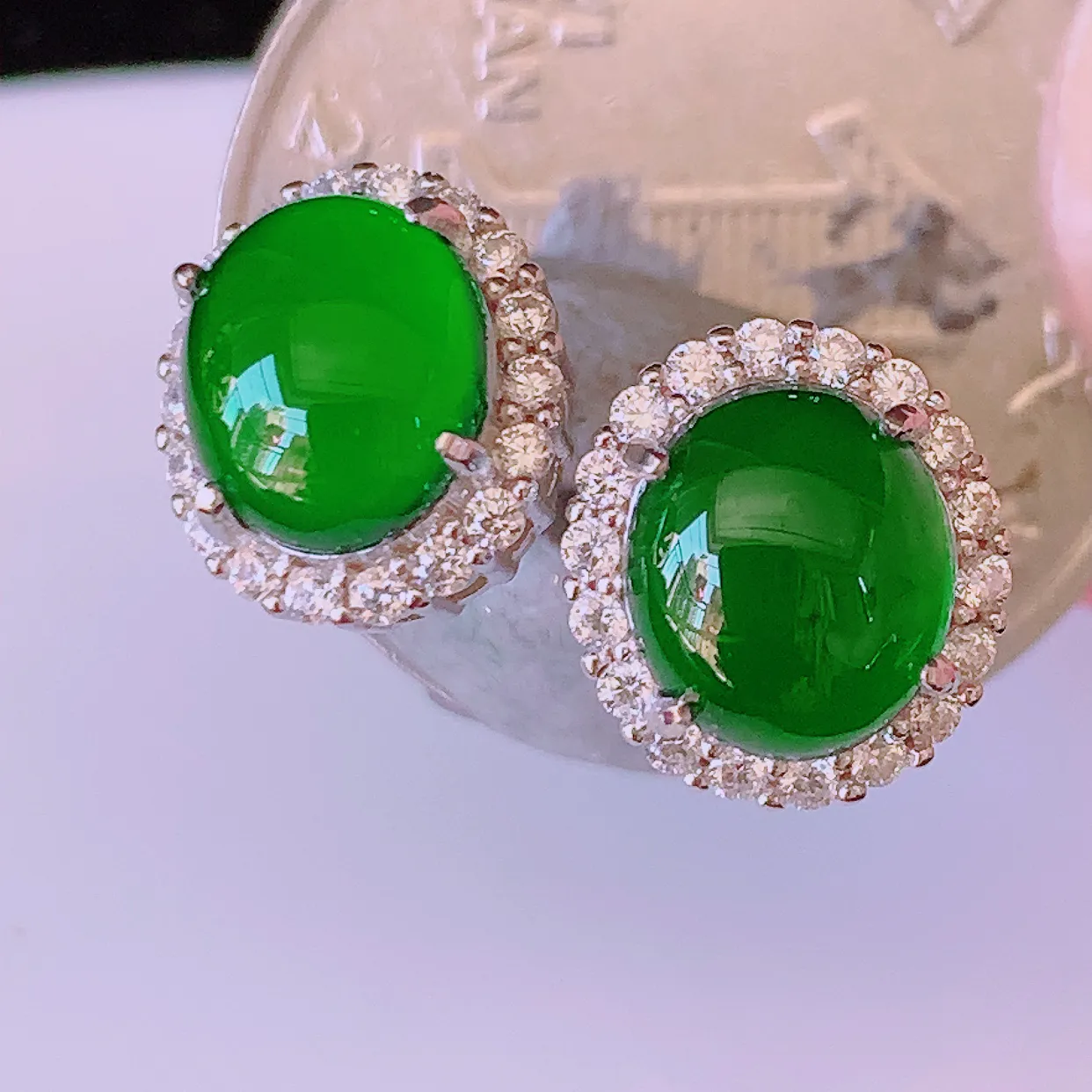 冰透满绿翡翠925银镶嵌耳钉，自然光实拍，翠色灵动，颜色漂亮，种老水足，品相佳，佩戴佳品！#97.7整体17*10.5*9.5裸石8*6.8