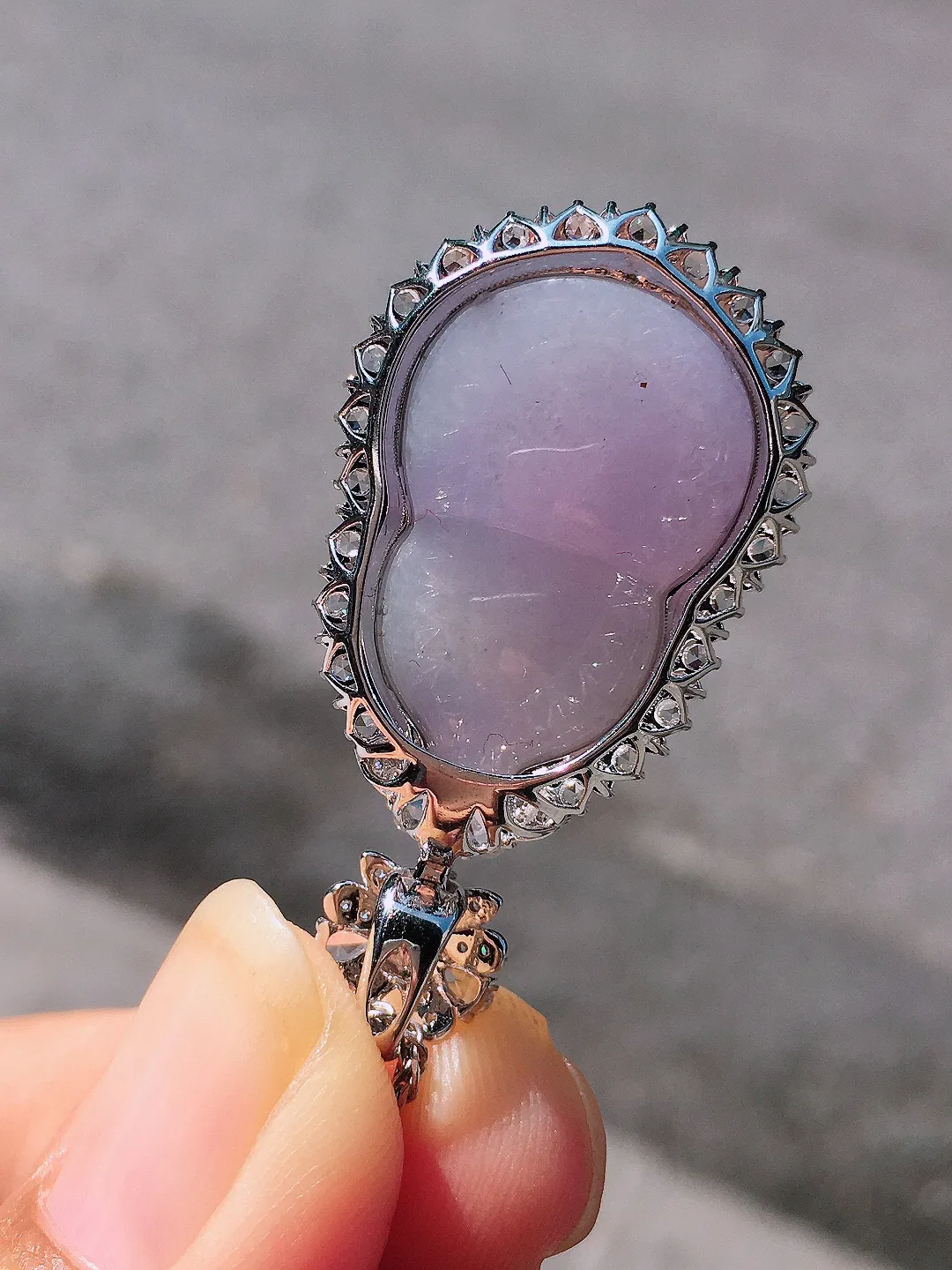 紫罗兰葫芦吊坠，色泽均匀艳丽，玉质细腻，荧光感超
强，饱满圆润，尽显优雅气质，18k
金豪华镶嵌