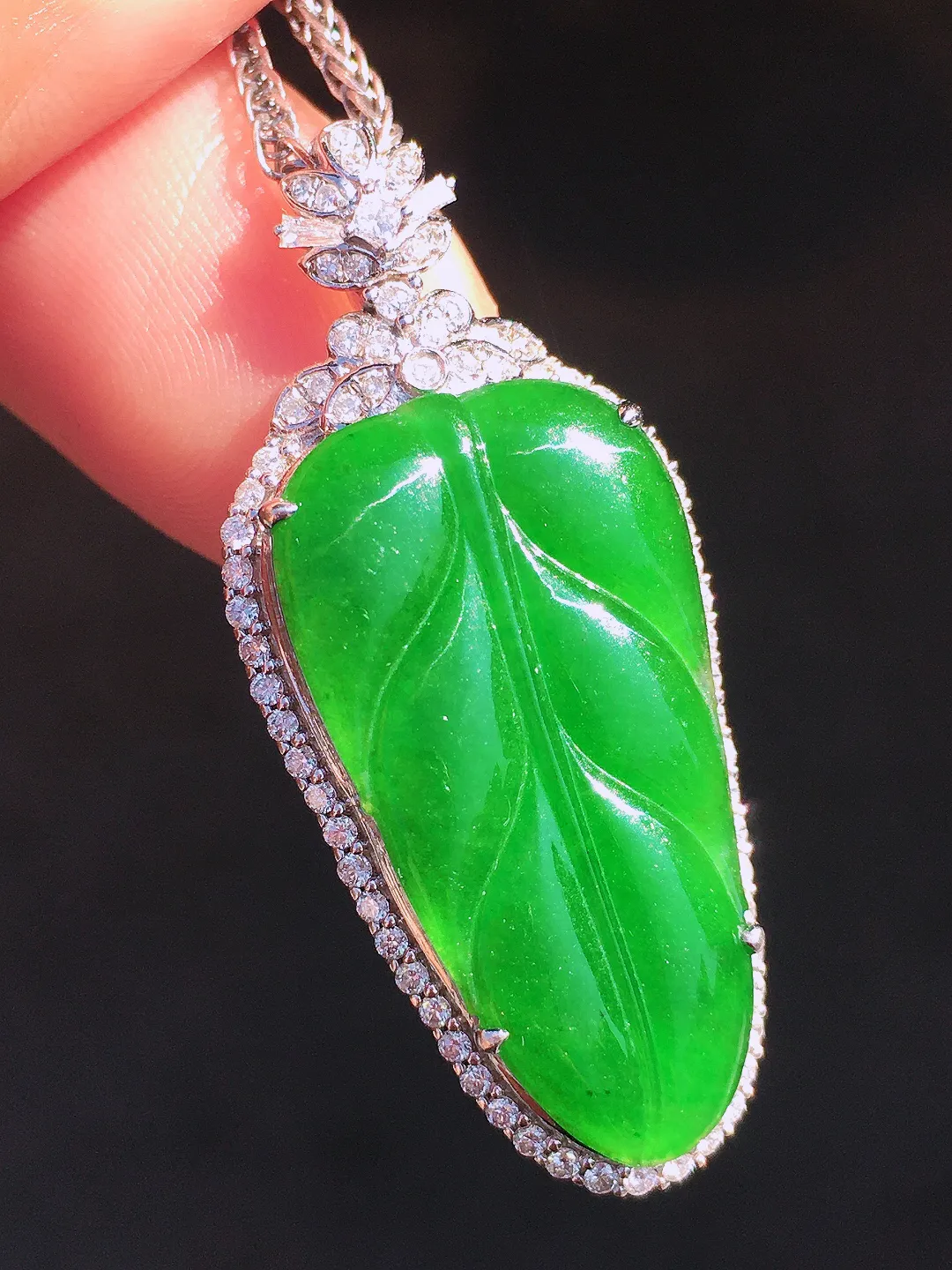 阳绿玉叶吊坠，色泽均匀艳丽，玉质细腻，荧光感超
强，饱满圆润，尽显优雅气质，18k
金豪华镶嵌