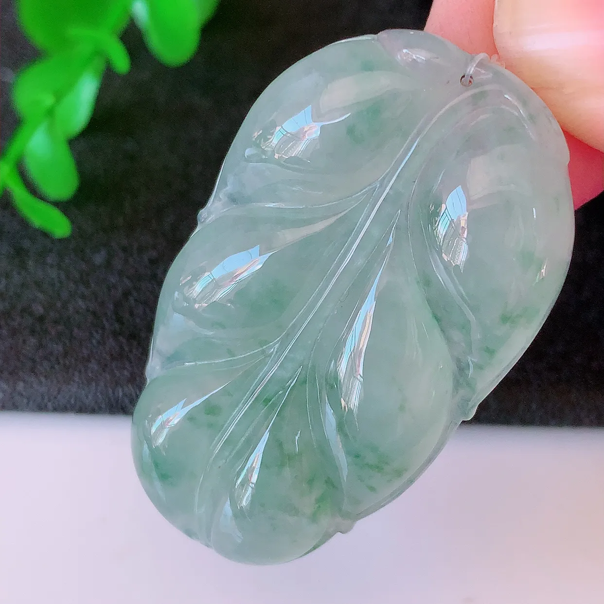 自然光实拍，冰种飘花翡翠叶子吊坠 ，种水足，色泽清新，工艺精湛，叶子寓意美好；金枝玉叶，事业有成。#49.7
