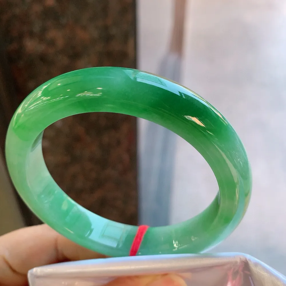 正圈一大节辣绿 无瑕 尺寸:58.1/12.1/9.1 色辣