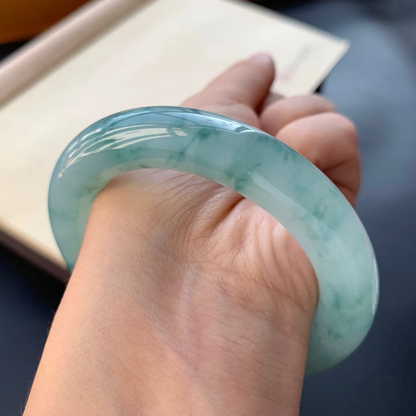 52.8圈口冰飘花圆条手镯 尺寸：52.8-10.8-11，无纹裂，水润起胶，花色浓郁