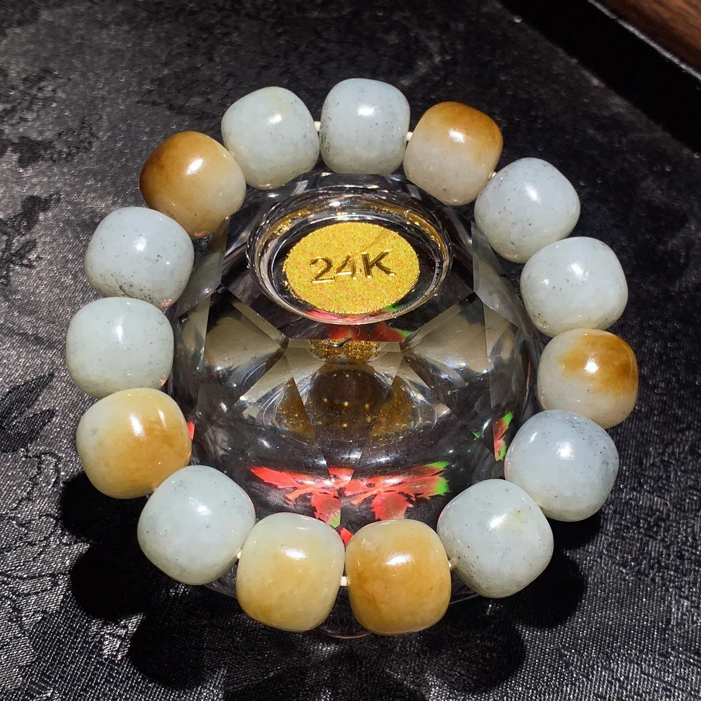 新疆和田玉楼兰三色老型珠手串。单颗尺寸13/15重70.5克。玉质细腻油润。手推出油。佩戴高端典雅。