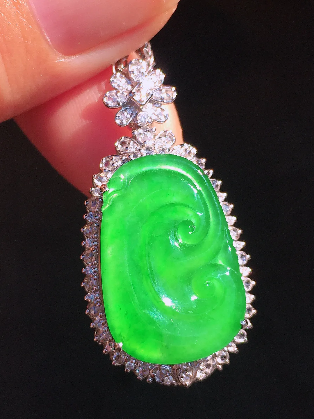 阳绿如意吊坠，色泽均匀艳丽，玉质细腻，荧光感超
强，饱满圆润，尽显优雅气质，18k
金豪华镶嵌