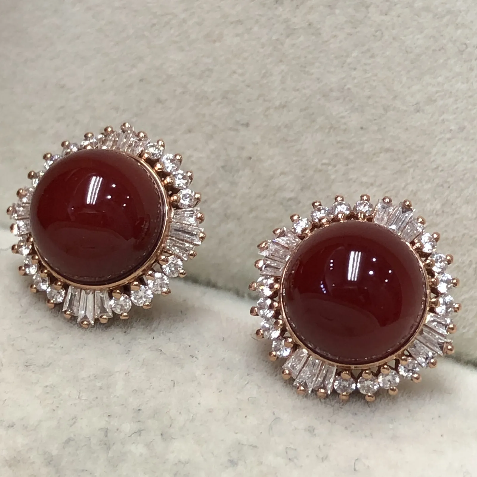 【天然阿卡赤血牛血红珊瑚8.4mm圆珠大钻满钻豪华镶嵌耳钉】日本深海阿卡材料，天然无添加无优化，赤血牛血红色，裸石尺寸为8.4*8.4*8.4mm，整体尺寸13.5*12.6*9.3mm，18k金大钻石满钻豪华镶嵌！重量4.31克。