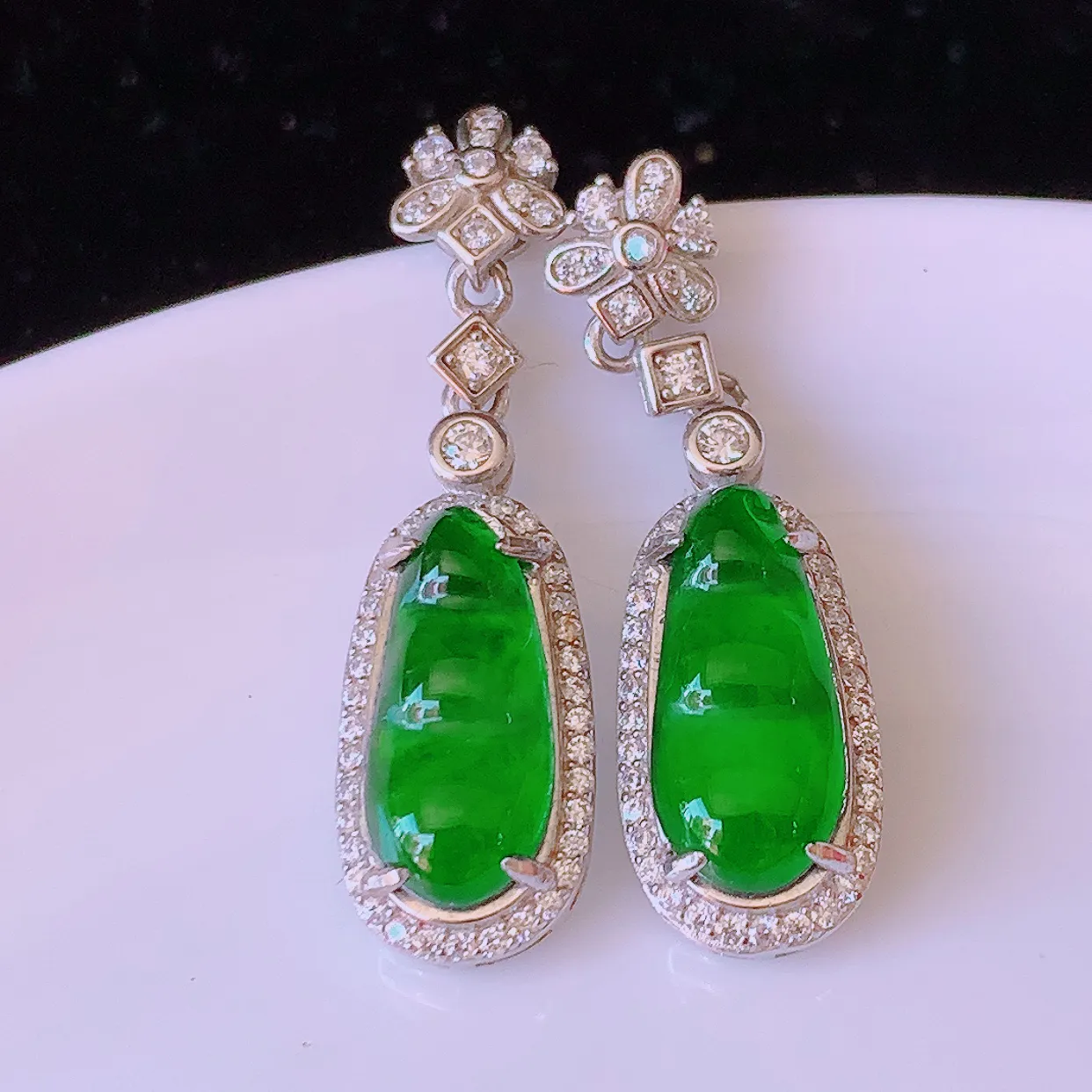 冰透满绿翡翠925银镶嵌福豆耳坠，自然光实拍，翠色灵动，颜色漂亮，种老水足，品相佳，佩戴佳品！#97