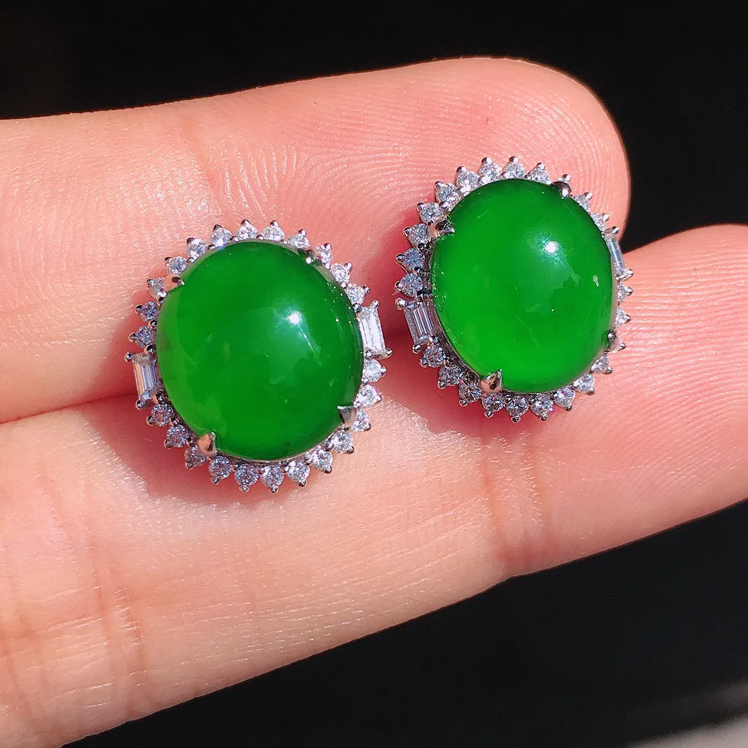 满绿蛋面耳钉，色泽均匀浓郁，玉质细腻，荧光感超
强，饱满圆润，尽显优雅气质，18k
金豪华镶嵌