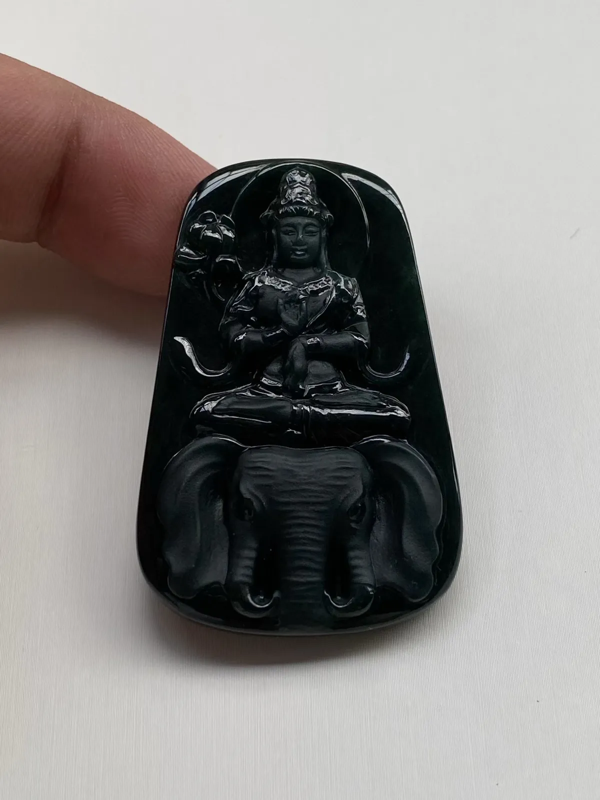 墨翠【普贤菩萨】细腻干净，黑度好、性价比高，雕工精湛，打灯透绿‘