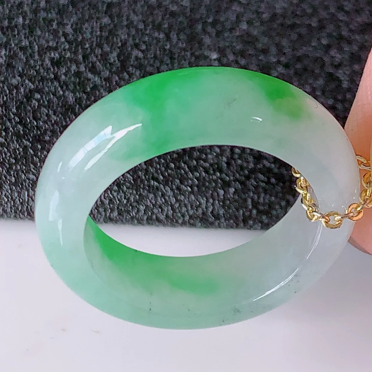 自然光实拍，17.2mm内径冰飘绿翡翠指环，玉戒指，玉质莹润，好精美好冰润的指环，14圈口，上手纤巧！#01.7尺寸17.2*6*3.5