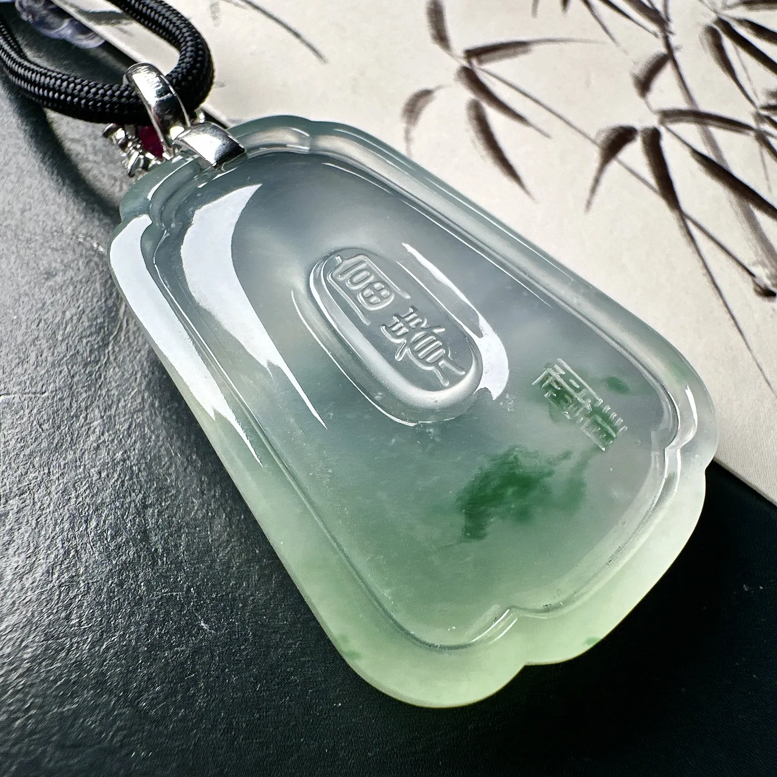 【冰种观音首吊坠】侧面像，料子通透闪亮，质地致密，种老起强胶感，玻璃光泽强烈。人物面部开脸生动，雕刻很精细，表情端庄祥和。料子纯净，18K金钻精美镶嵌，裸石尺寸44.2*31.2*10.7毫米