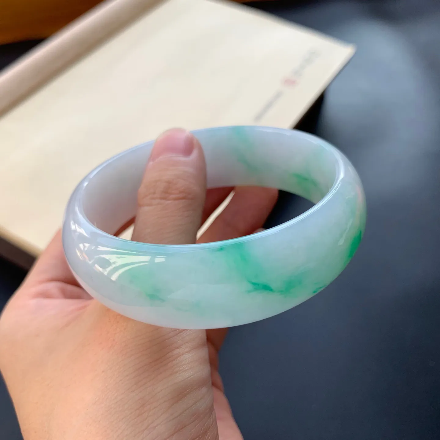 60.6圈口飘绿正圈手镯 尺寸：60.6-20-7.3，无纹裂，水润光滑，色泽靓丽