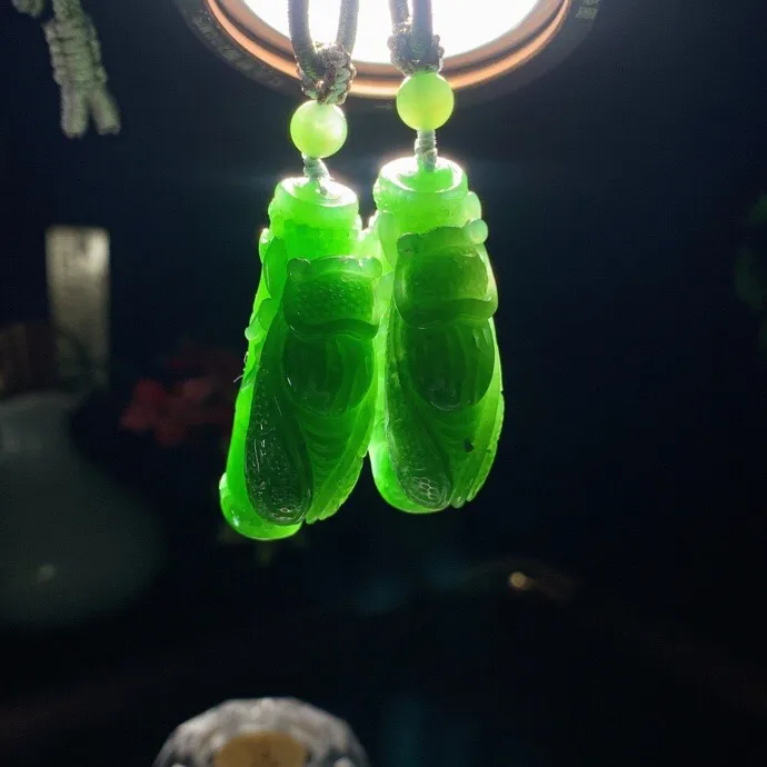 单个价！和田玉阳绿俄罗斯碧玉一鸣惊人节节高升挂件。尺寸44/22/14总重44.5克。玉质细腻油润。手推出油。佩戴高端典雅。lt251107