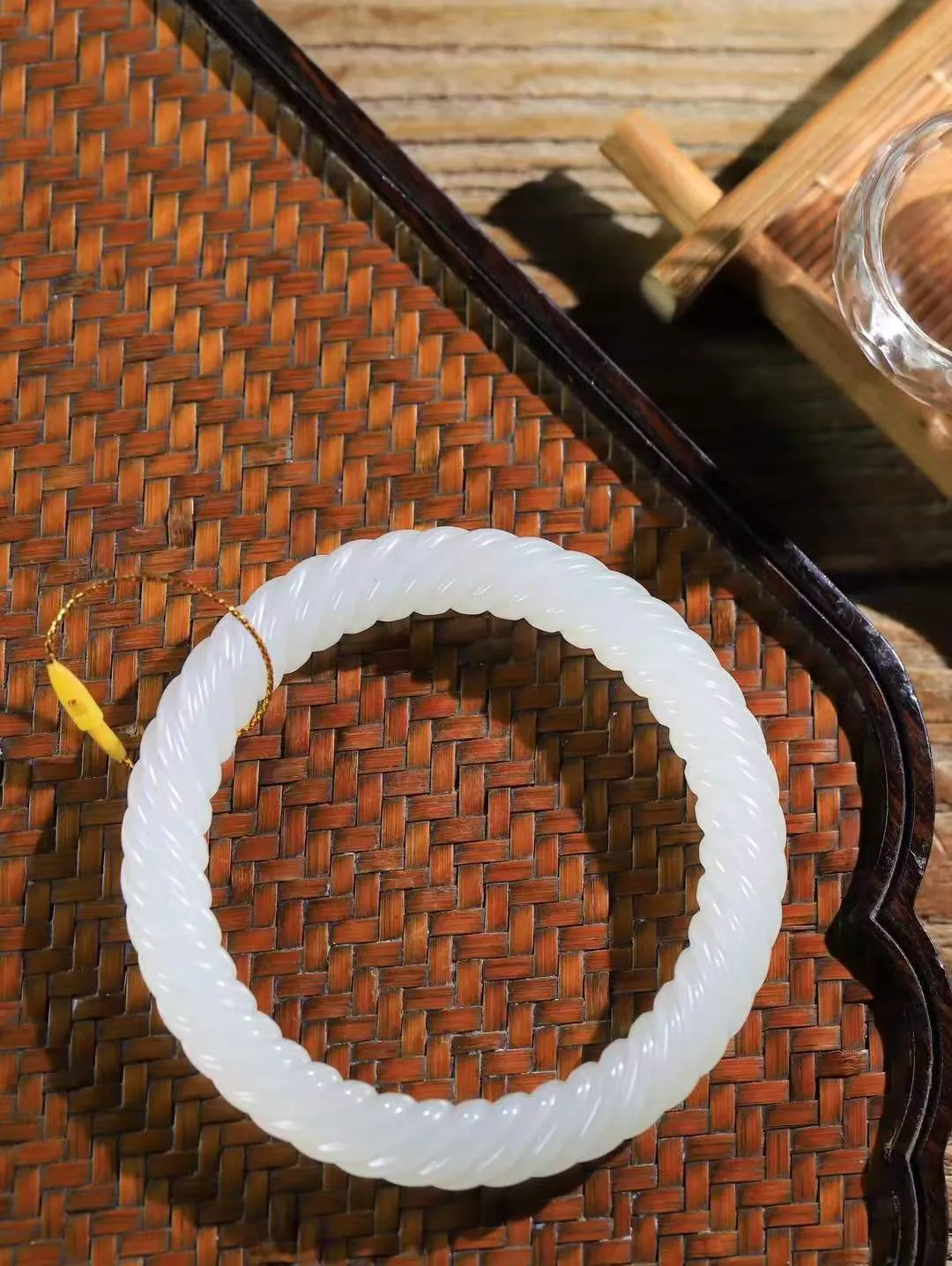 （柔情似水.手镯）

精品和田玉冰白手镯，玉质温润细腻，镯型饱满圆润，优雅知性，姽婳于幽静兮，又婆娑乎人间，经典款型，古朴典雅。极具灵性，腕间风情，风姿卓越。 
重46.5克   尺寸58.5-10-10.3mm    FDL-36110826