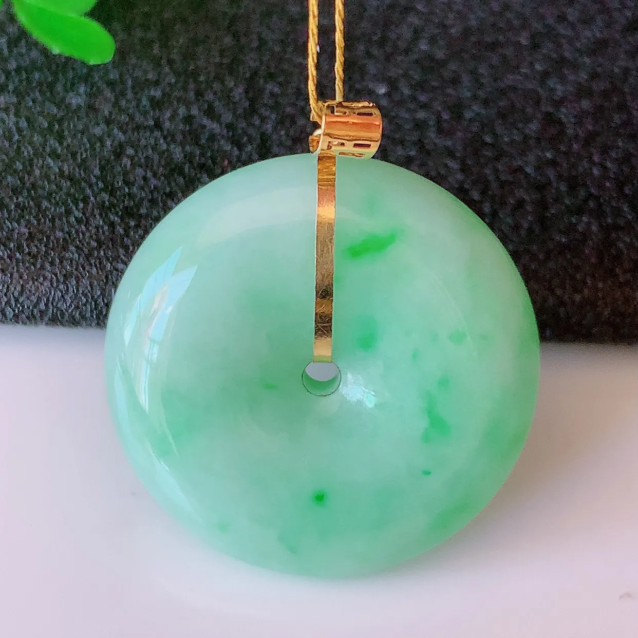 18k金镶嵌飘绿翡翠平安扣吊坠，沁人心脾，精致典雅的设计，为佩戴者，增添色彩，送礼自留都是佳品选择！#00.7