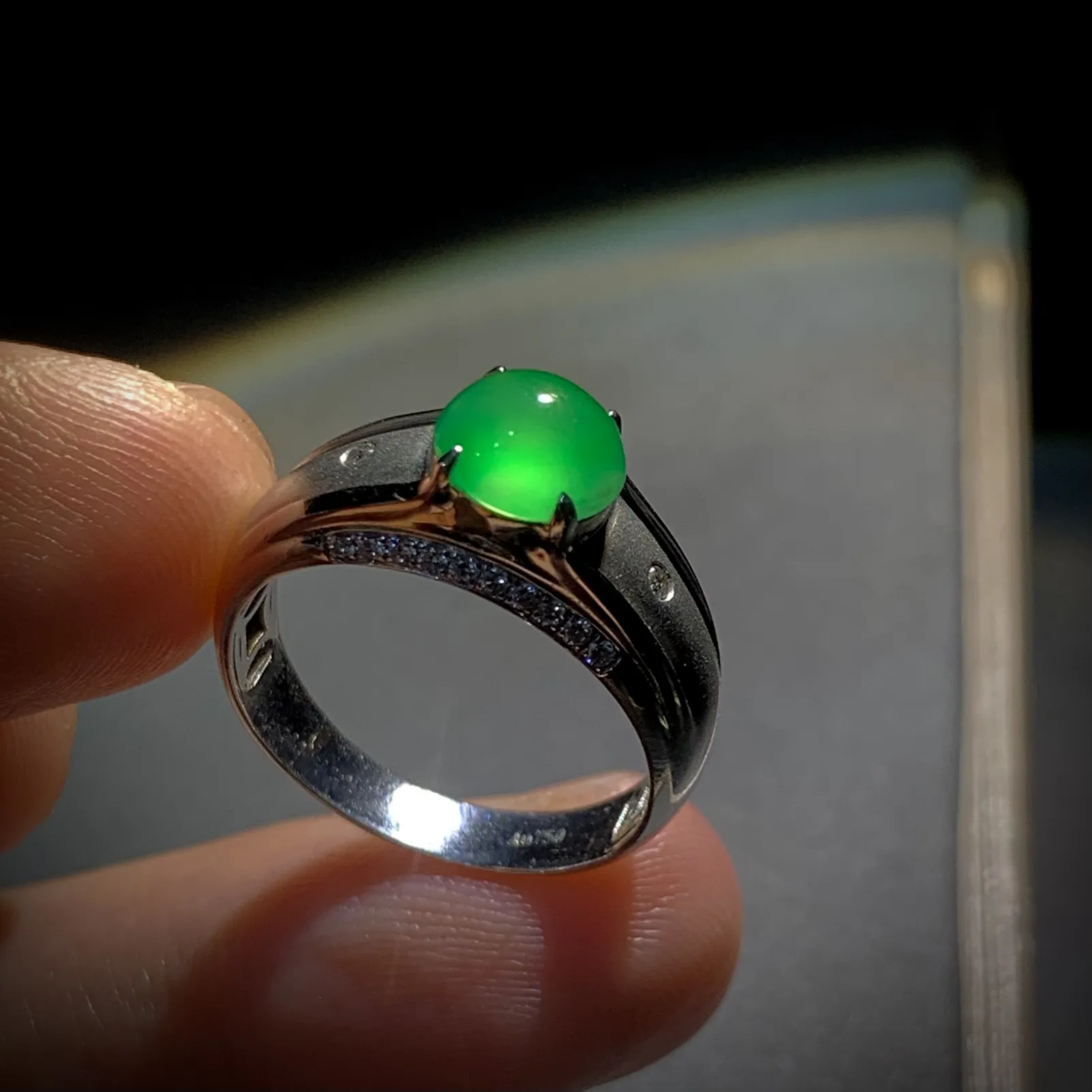 绿蛋面戒指，裸石7-6.5-4mm。14.5#，
18K金，南非钻，