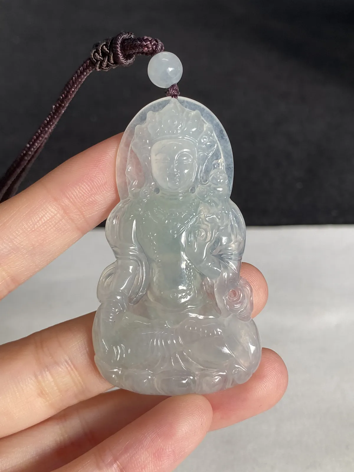 翡翠冰糯种淡绿色吊坠，配珠未测