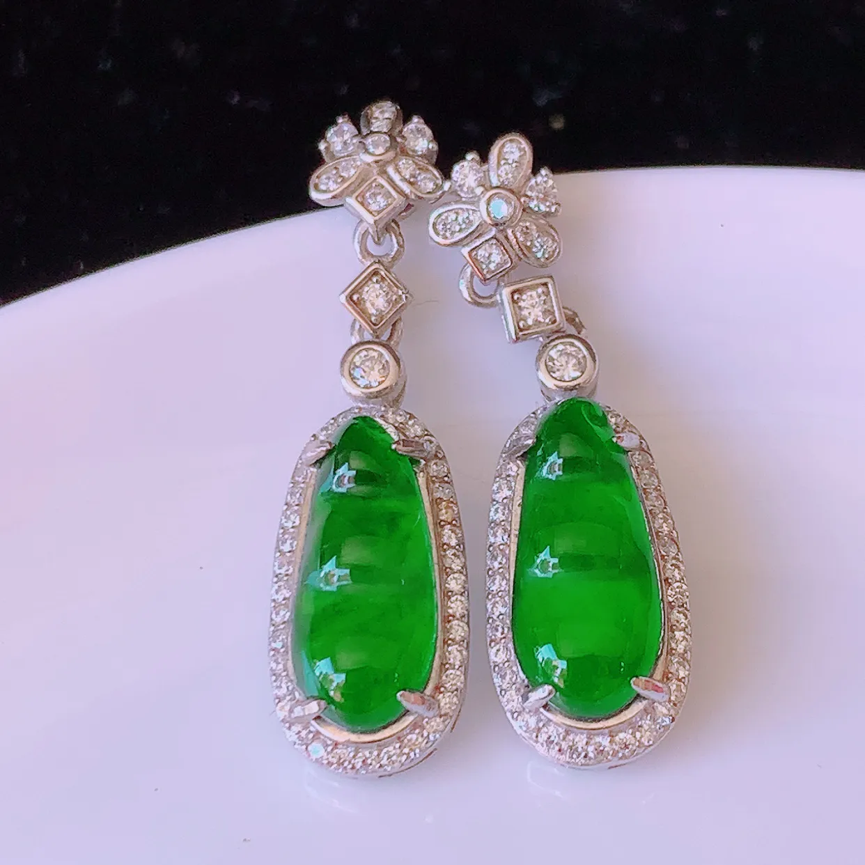 冰透满绿翡翠925银镶嵌福豆耳坠，自然光实拍，翠色灵动，颜色漂亮，种老水足，品相佳，佩戴佳品！#97.7整体30.5*9*5裸石14.2*6