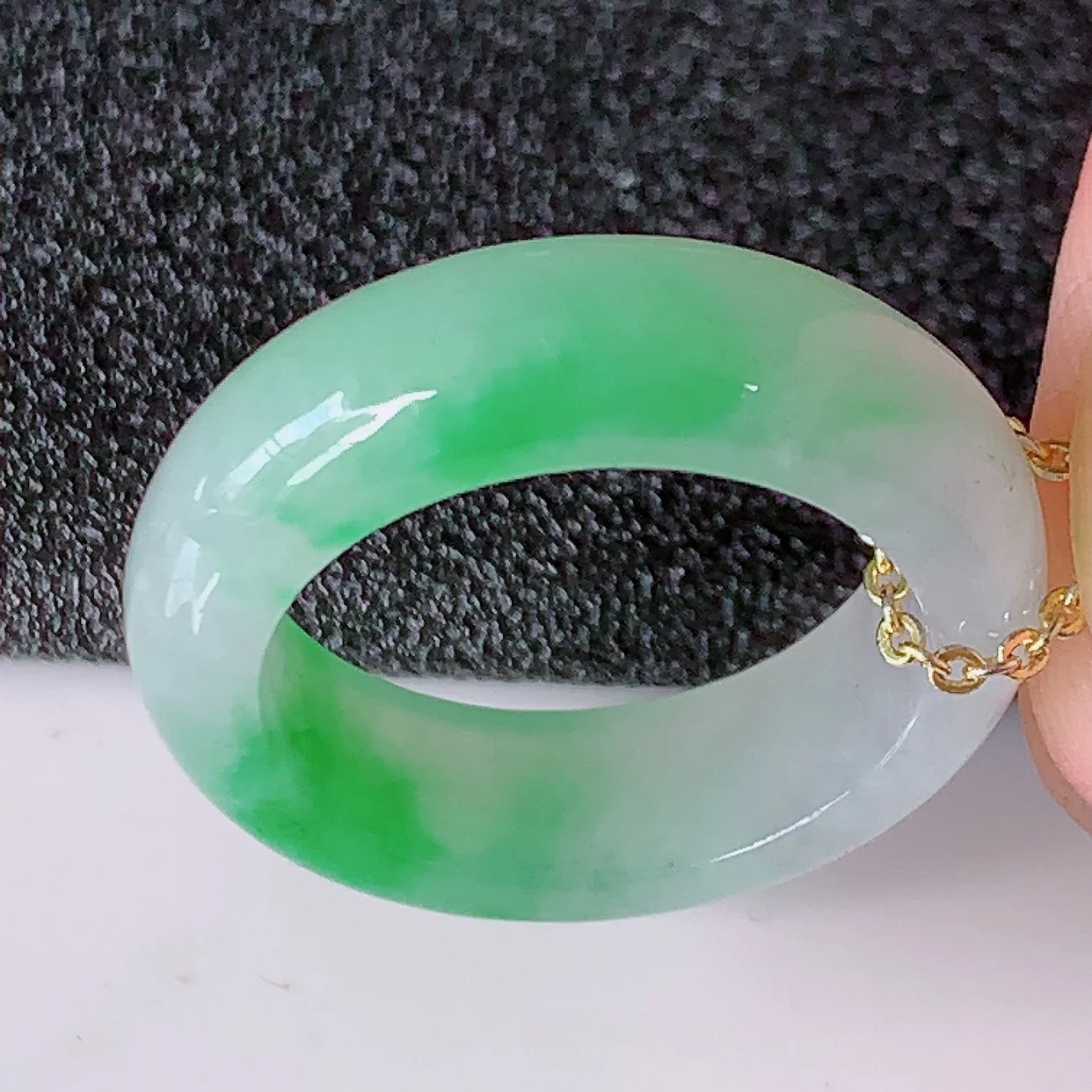 自然光实拍，17.2mm内径冰飘绿翡翠指环，玉戒指，玉质莹润，好精美好冰润的指环，14圈口，上手纤巧！#01.7尺寸17.2*6*3.5