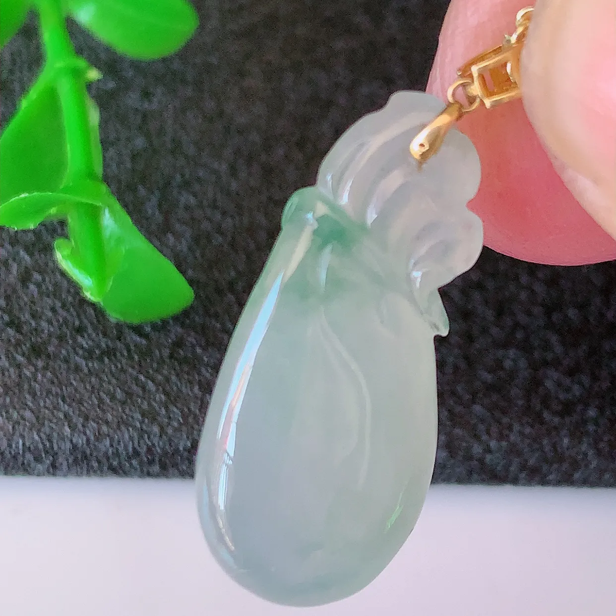 自然光实拍，18K金镶嵌冰种飘花翡翠招财钱袋子吊坠，寓意“代代有福，代代有财，腰缠万贯”玉质细腻，佩戴效果佳！#57.7