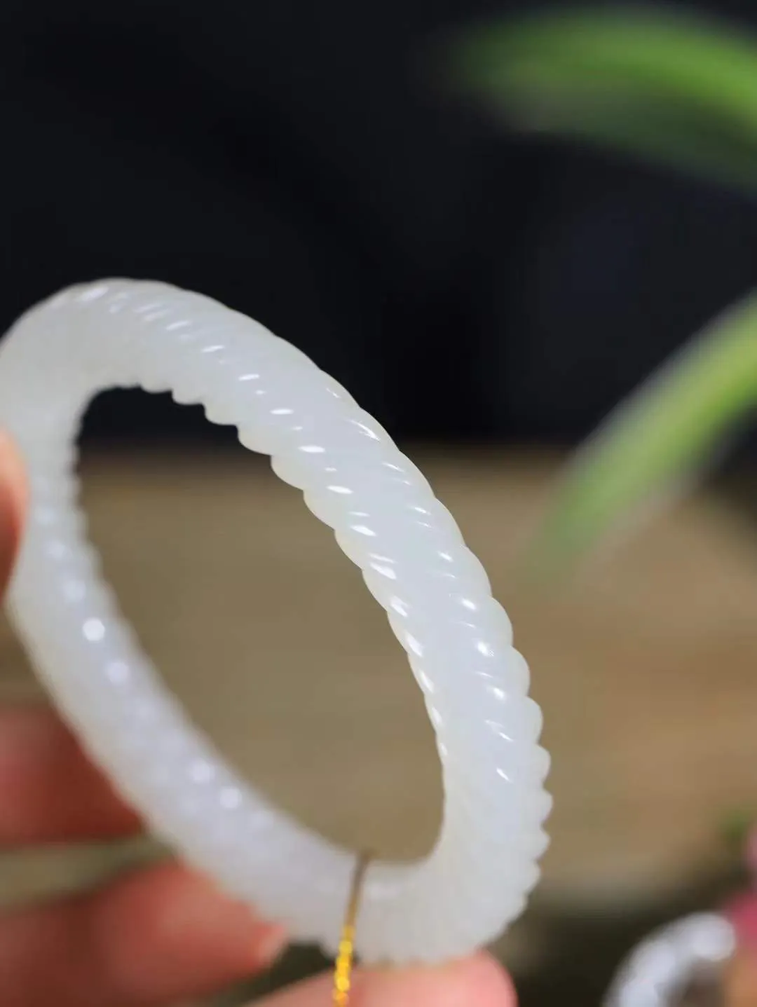 （柔情似水.手镯）

精品和田玉冰白手镯，玉质温润细腻，镯型饱满圆润，优雅知性，姽婳于幽静兮，又婆娑乎人间，经典款型，古朴典雅。极具灵性，腕间风情，风姿卓越。 
重46.5克   尺寸58.5-10-10.3mm    FDL-36110826
