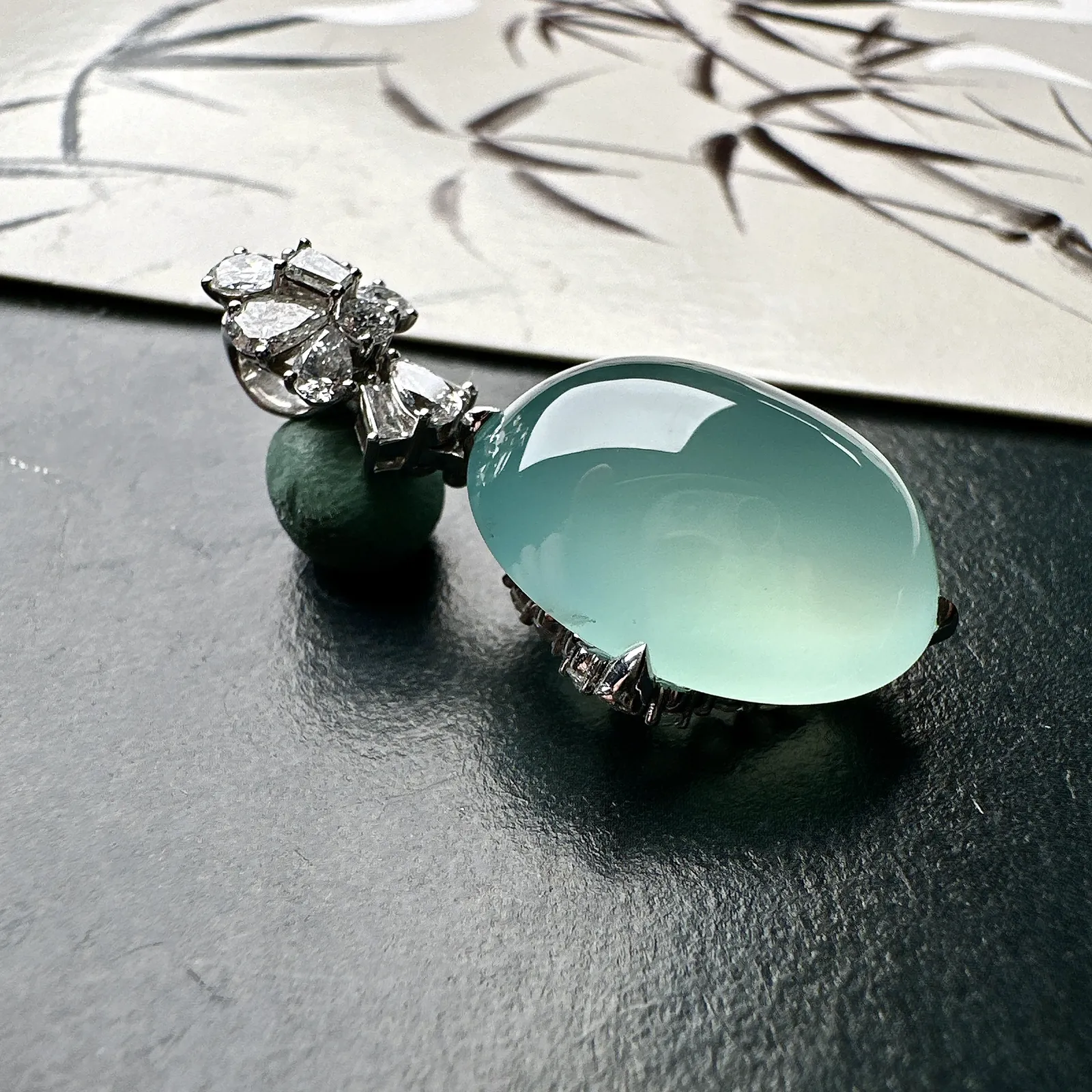 【冰种天空蓝蛋面吊坠】种地上乘，冰感十足，通透起光，饱满圆润，18k金钻镶嵌，裸石尺寸19.1*16.2*10毫米。