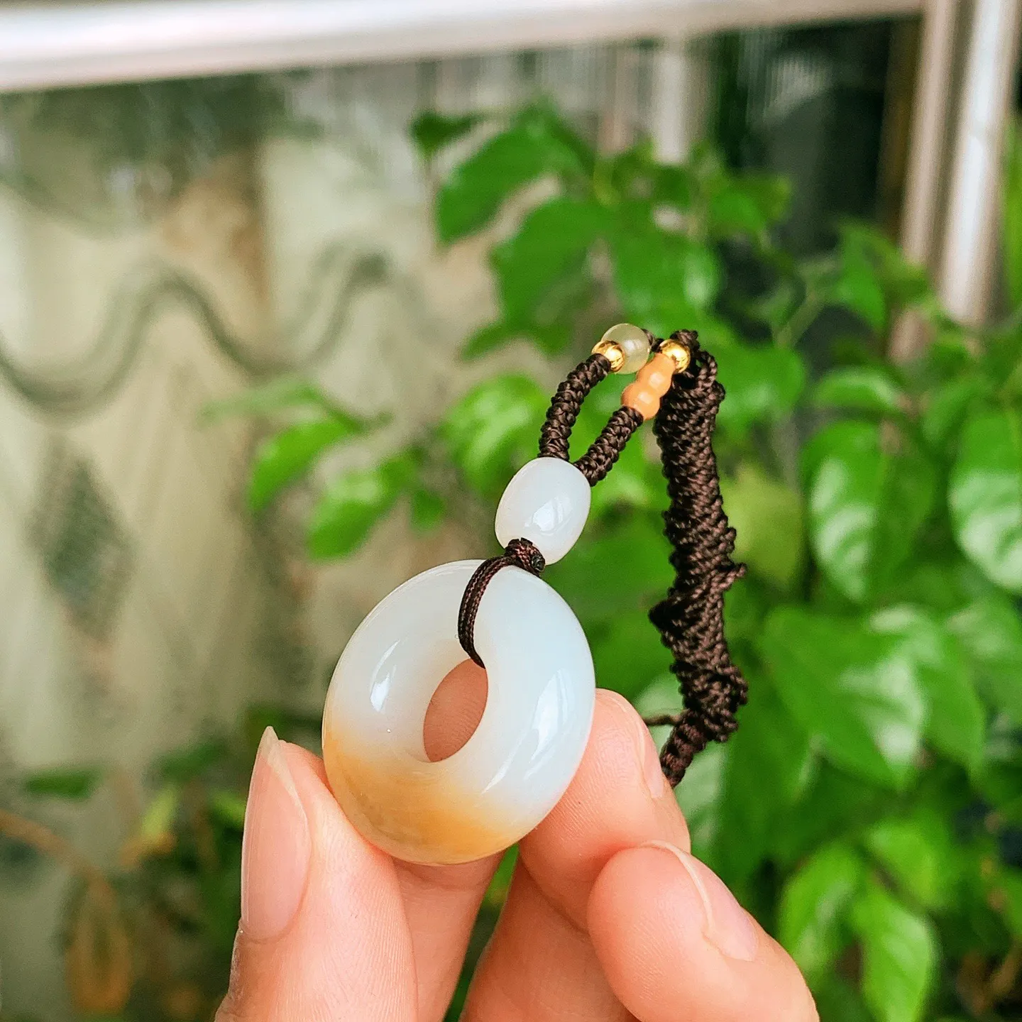 新疆和田玉羊脂白玉且末糖平安环挂件。尺寸24/9重8.8克。玉质细腻油润。手推出油。佩戴高端典雅。l