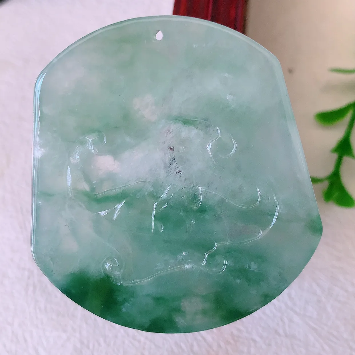 自然光实拍，冰种飘花翡翠喜上眉梢吊坠，时人之家，闻鹊声皆以为喜，故谓喜鹊报喜。”题材有喜上眉梢，双喜临门，花开富贵的美好意义。性价比超值！#46.7