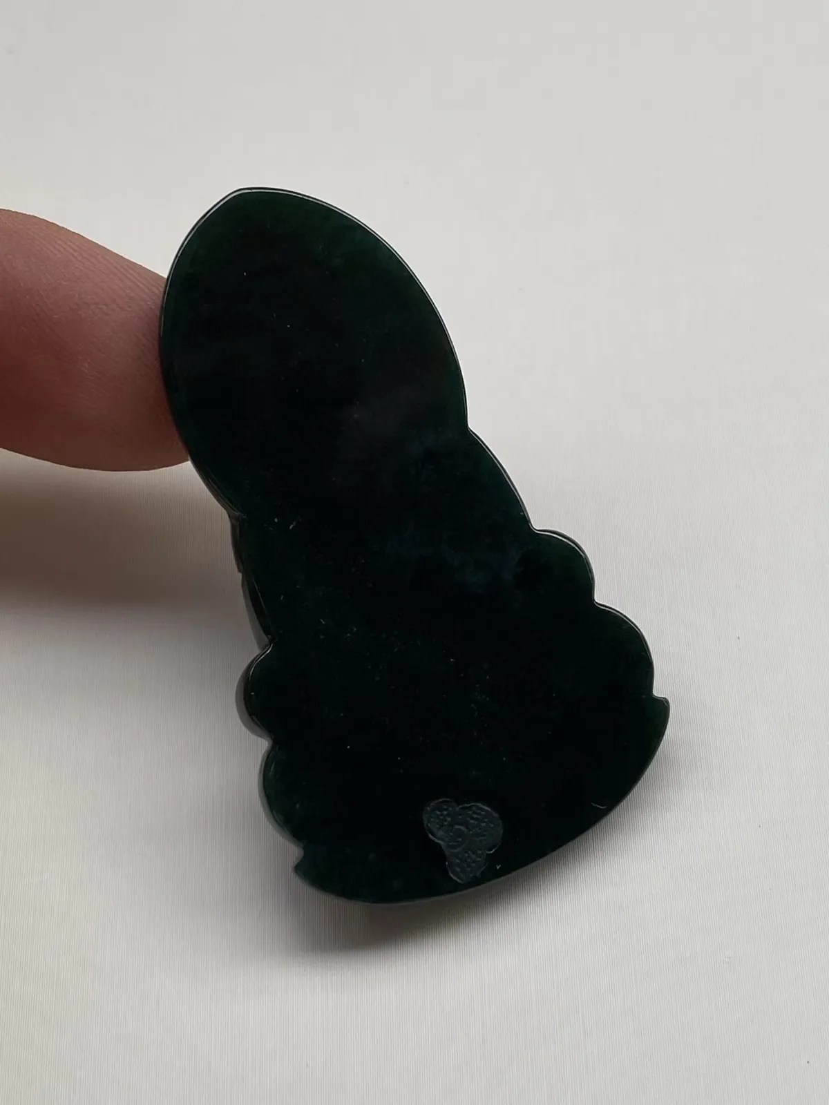 墨翠【虚空藏菩萨】细腻干净，黑度好、性价比高，雕工精湛，打灯透绿‘