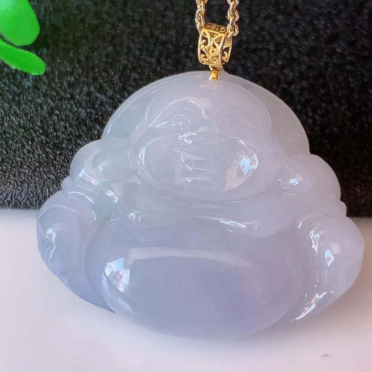 自然光实拍，18K金镶嵌冰紫罗兰翡翠佛公吊坠，饱满， 佛公亦保平安，寓意有福（佛公）相伴，品相佳，配戴优雅迷人！#41.7整体31.5裸石33.5*27*7.5