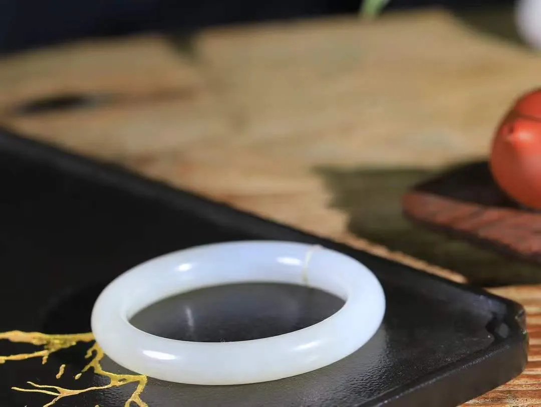 【花样年华·手镯】

精品️和田玉糖白玉手镯，质地油润细腻，色泽高贵典雅，镯型古朴典雅。在诗情画意的雨巷相遇，你是我腕间的一抹风情，有你眸有深情，清风荡漾湖间静水，我愿俯身低眉，在烟波涟漪处，寻你深情倩影。重55.5克  尺寸58-11-10mm   75110854A