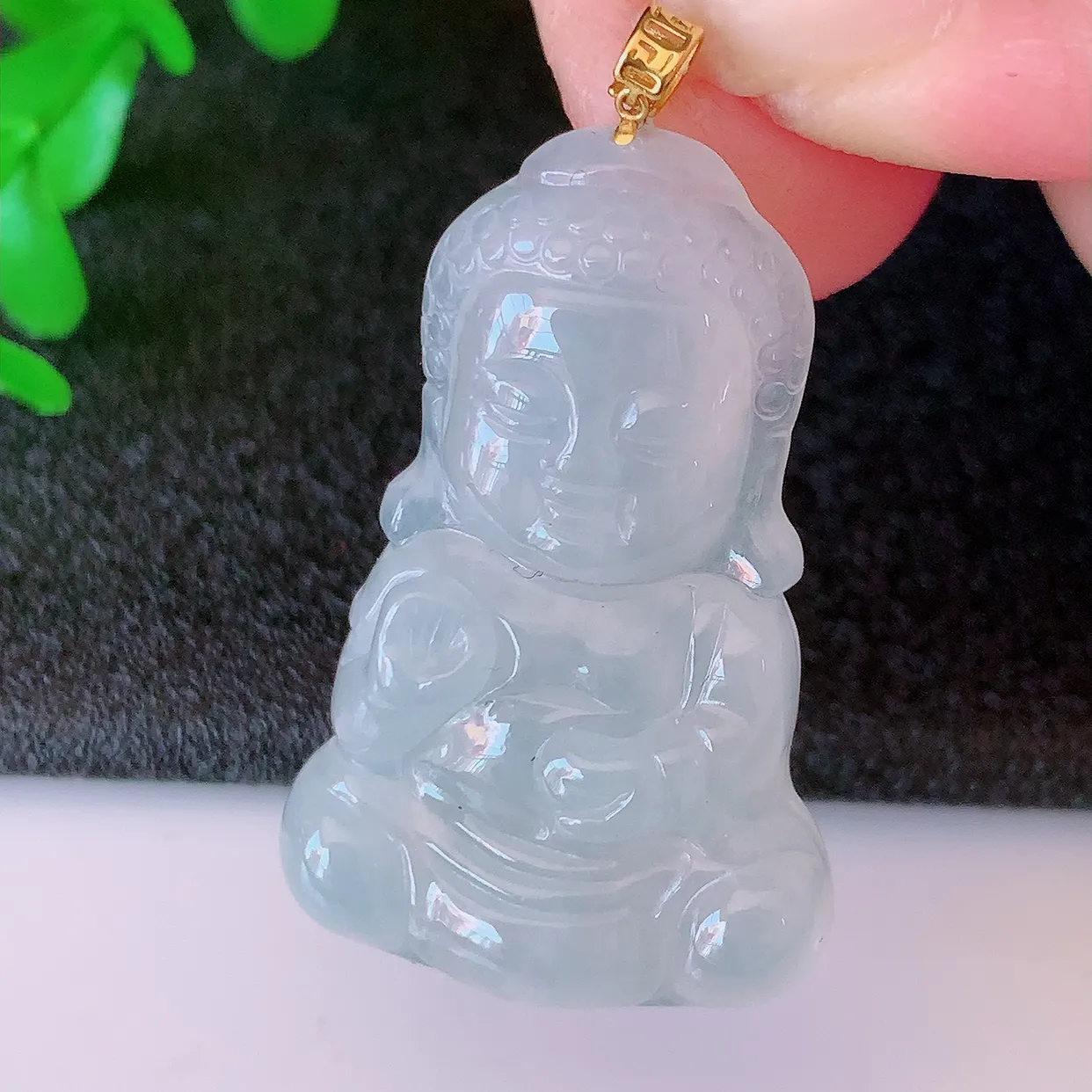 18k金镶嵌冰种翡翠保平安宝宝佛吊坠，沁人心脾，精致典雅的设计，为佩戴者，增添色彩，送礼自留都是佳品选择！#49.7