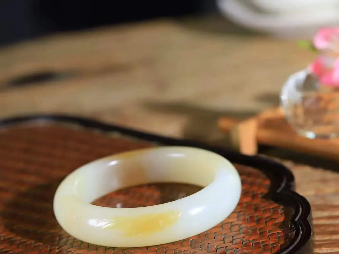 【连年有余.手镯】

精品和田玉糖白玉连年有余手镯 玉质温润细腻 油性十足 精雕鱼儿，鱼鳞精致美观，祥和清灵之气，飘逸灵动之态。佩于腕间清爽迷人，寓意吉祥美好，连年有余.生活富足 重58.8克 尺寸51.5-14.4-9.3mm 79115852T