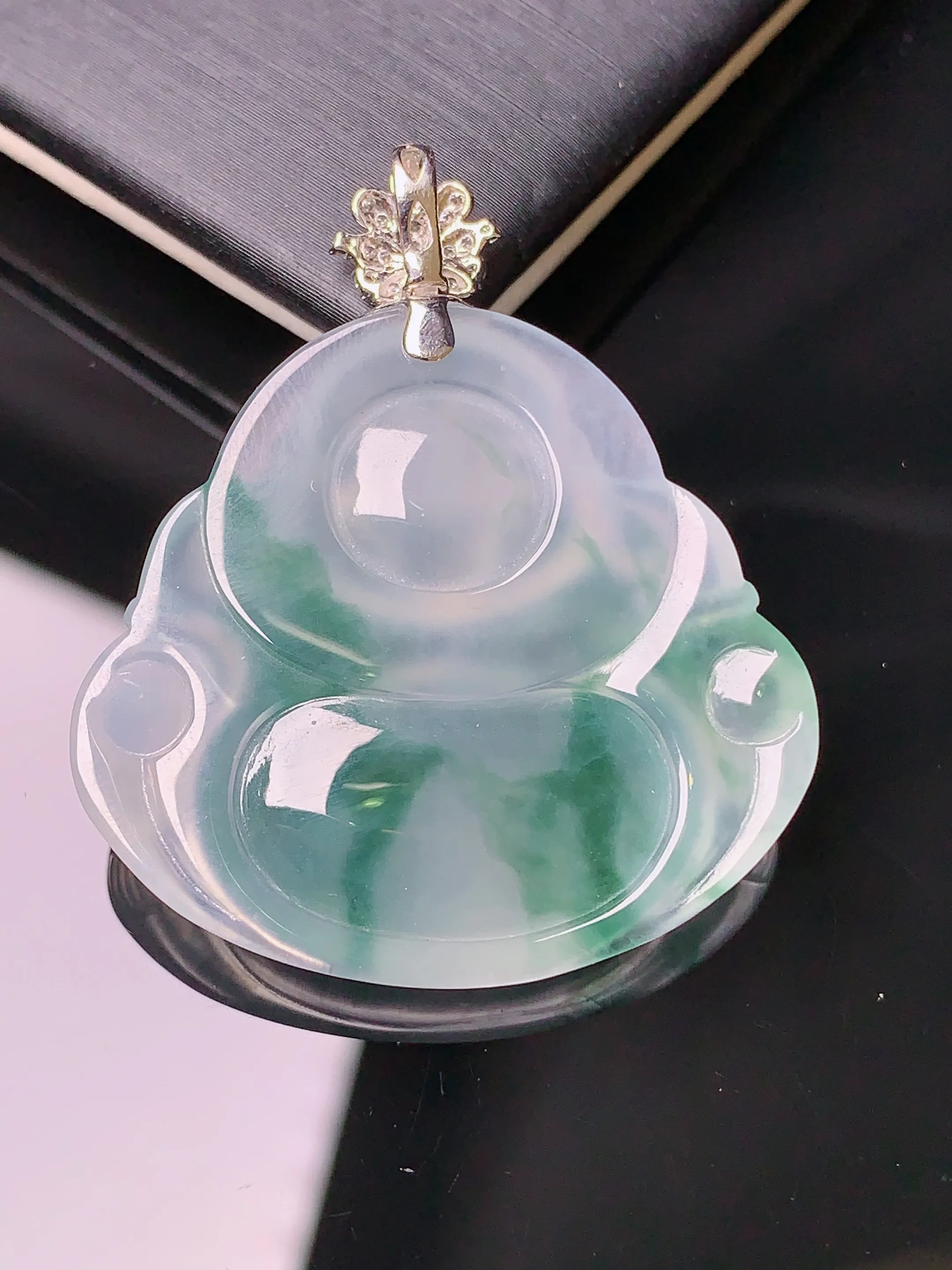 18k金钻镶嵌冰种飘绿佛公吊坠 玉质细腻 色泽清新艳丽 整体尺寸37.8*32.5*6