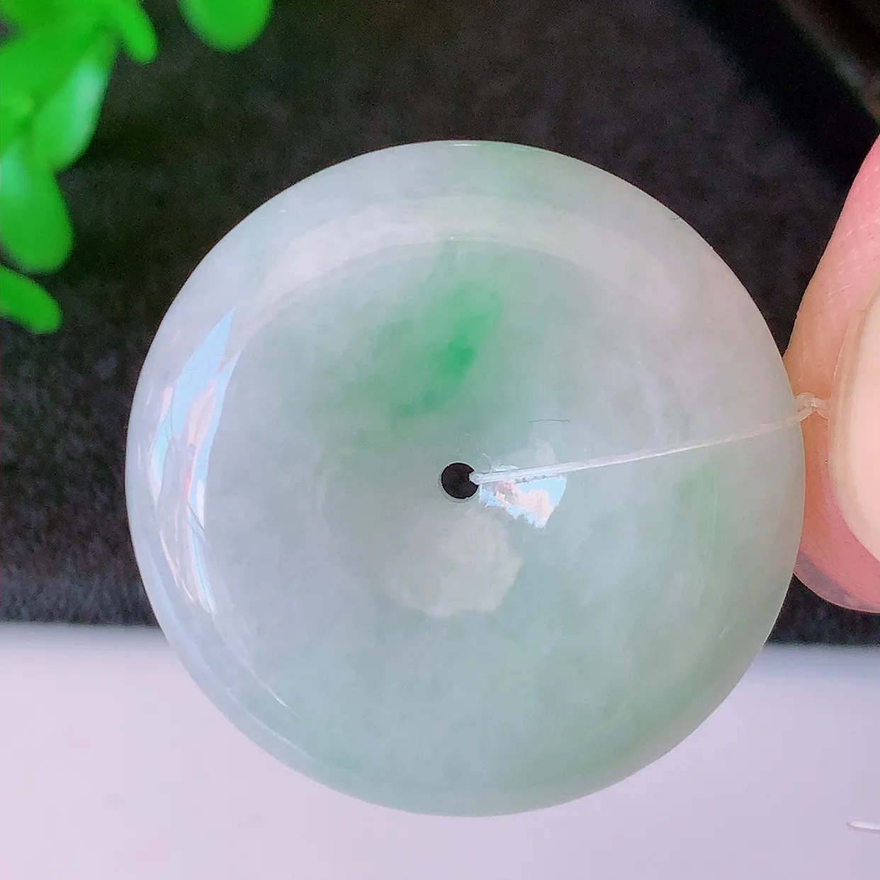 自然光实拍，冰润飘绿翡翠平安扣吊坠，玉扣，平安是福；很美的料子，平安扣佩戴优雅迷人！#49.7