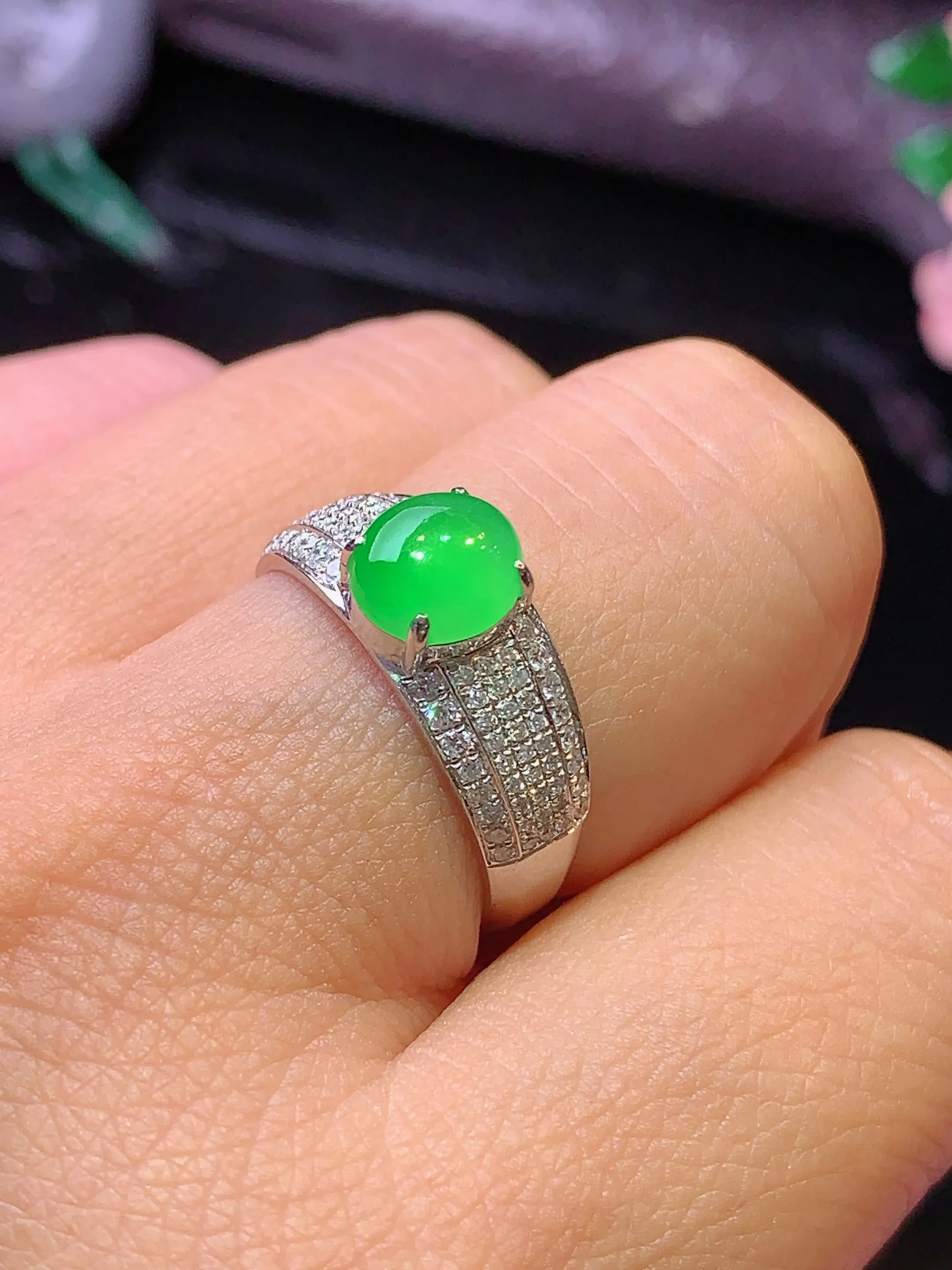 18k金钻镶嵌满绿蛋面戒指 玉质细腻 色泽清新艳丽 圈口15 整体尺寸7.2*6.3*3.8