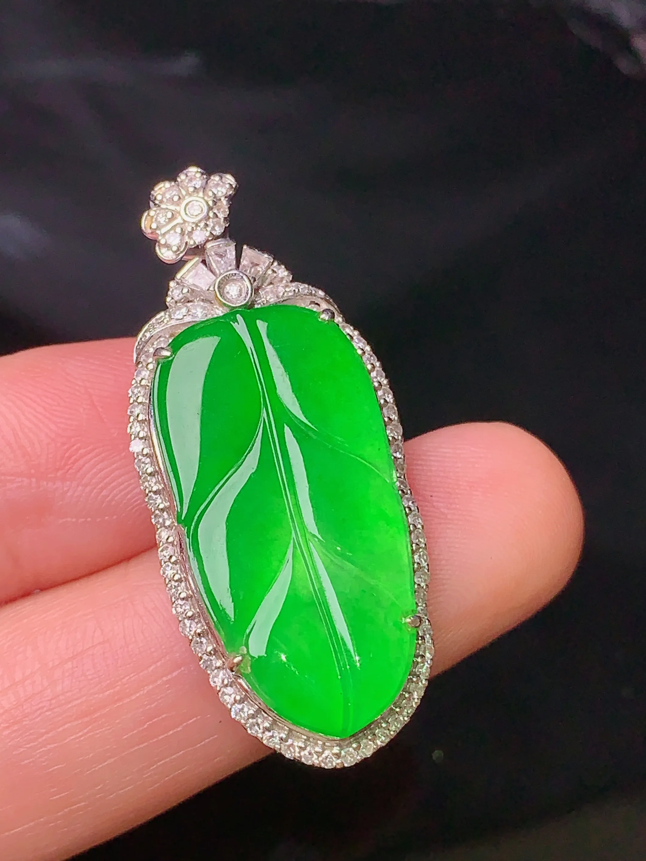 18k金钻镶嵌翠绿树叶吊坠 玉质细腻 色泽清新艳丽 整体尺寸36.2*15.7*7