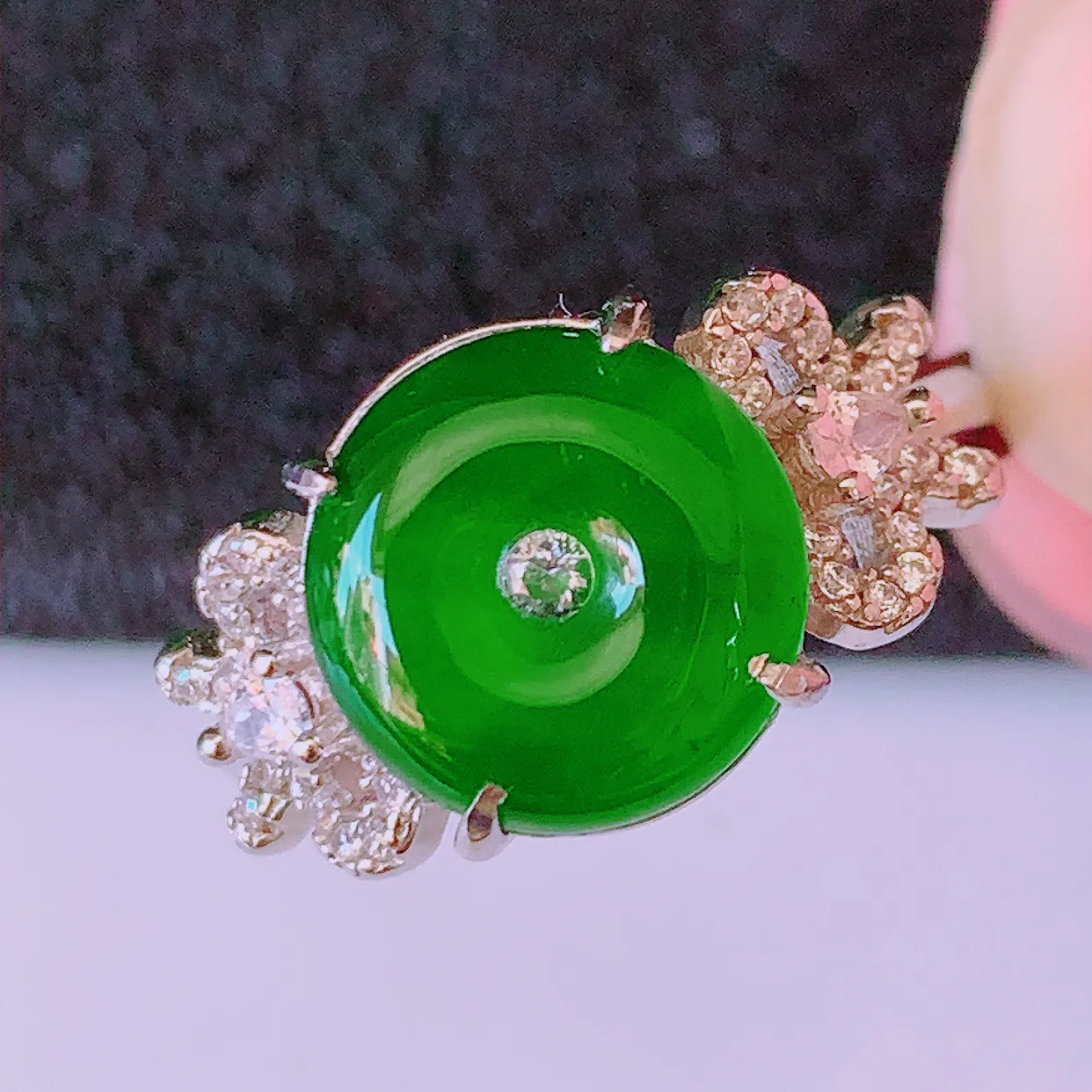 冰透满绿翡翠925银镶嵌平安扣戒指，自然光实拍，翠色灵动，颜色漂亮，种老水足，品相佳，佩戴佳品！#97.7（圈口可调大小）整体23*17.5*4.8裸石10.5*10.5