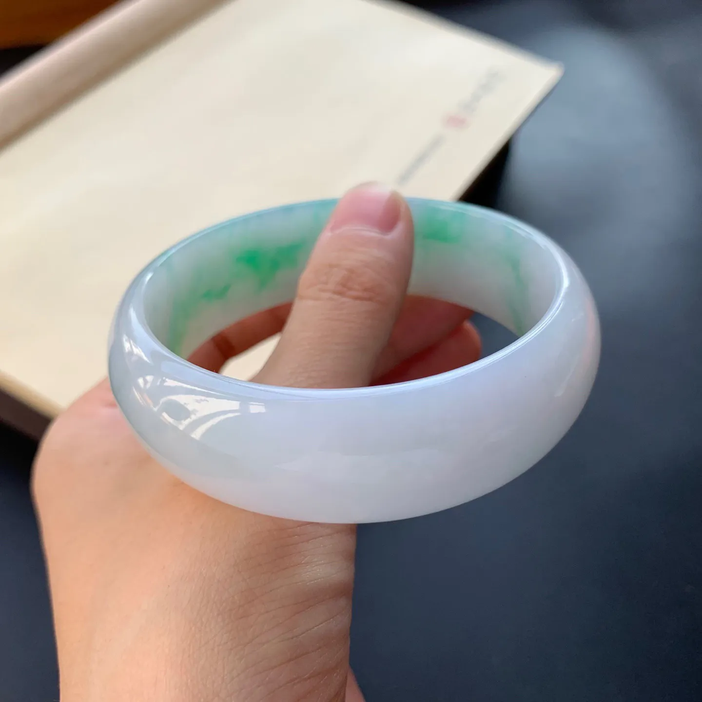 60.6圈口飘绿正圈手镯 尺寸：60.6-20-7.3，无纹裂，水润光滑，色泽靓丽