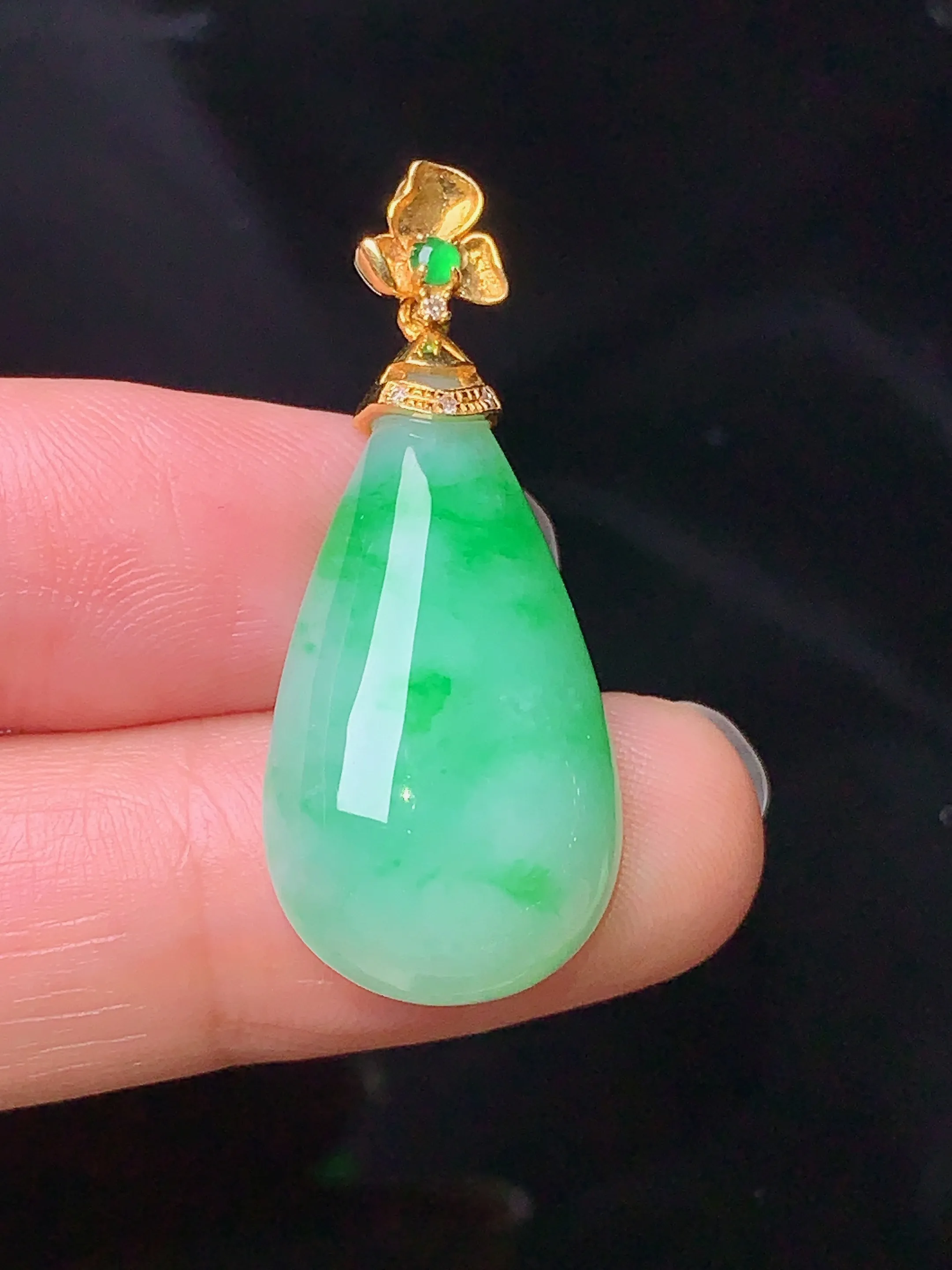 18k金镶嵌翠绿水滴吊坠 玉质细腻 色泽清新艳丽 整体尺寸35*14.6*6.2