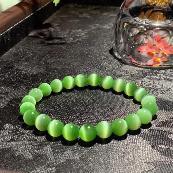 和田玉阳绿猫眼俄罗斯猫眼碧玉手串 单颗尺寸8mm重17.6克。玉质细腻油润。手推出油。佩戴高端典雅。lt251107