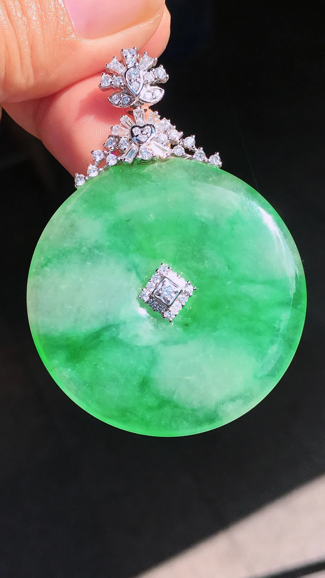 飘绿平安扣吊坠，色泽艳丽，玉质细腻，荧光感超
强，饱满圆润，尽显优雅气质，18k
金豪华镶嵌