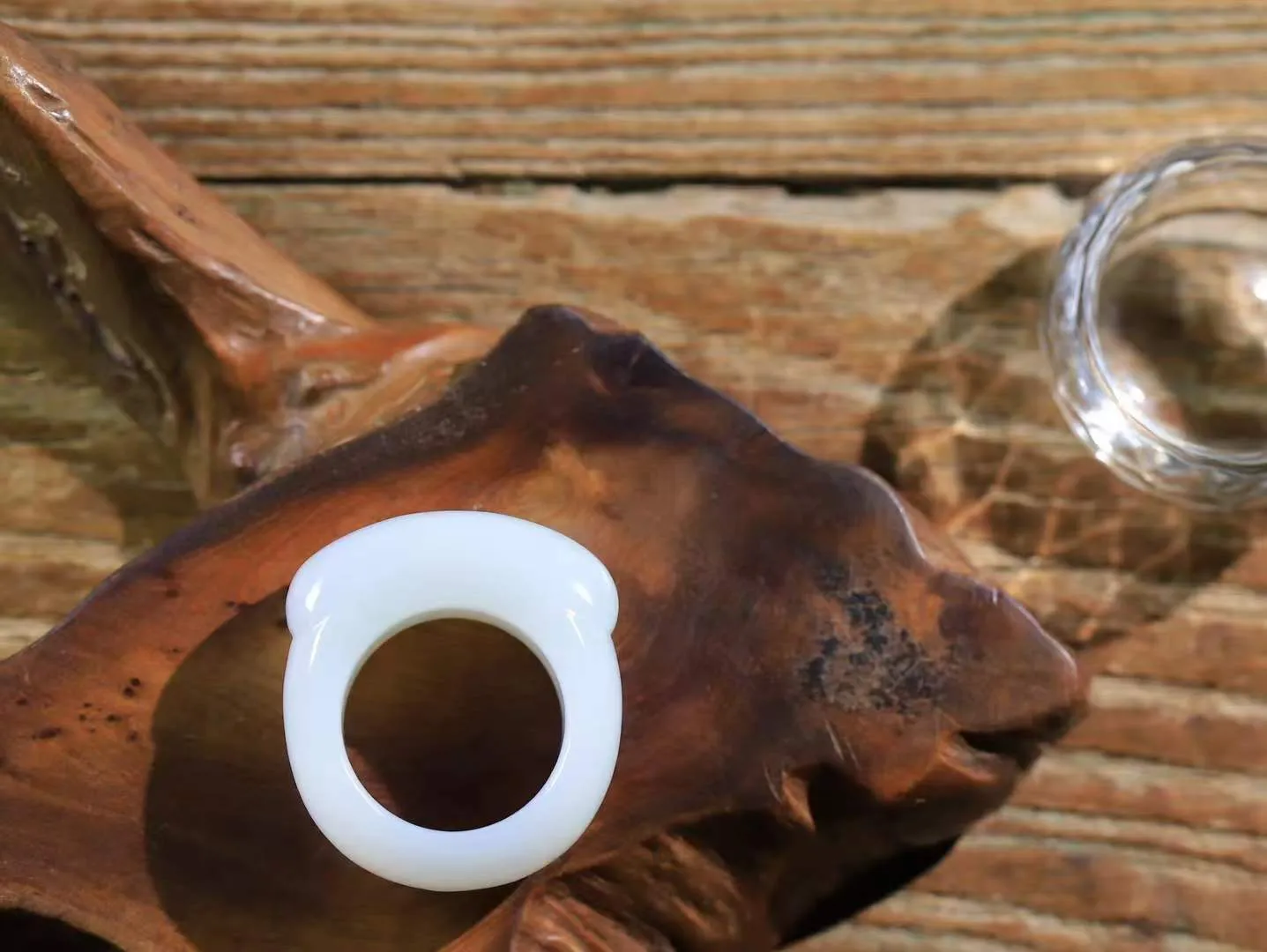 【古韵·扳指】

精品和田玉白玉扳指，玉质温润，油润感十足， 整器古韵生辉。优雅高贵。运筹帷幄