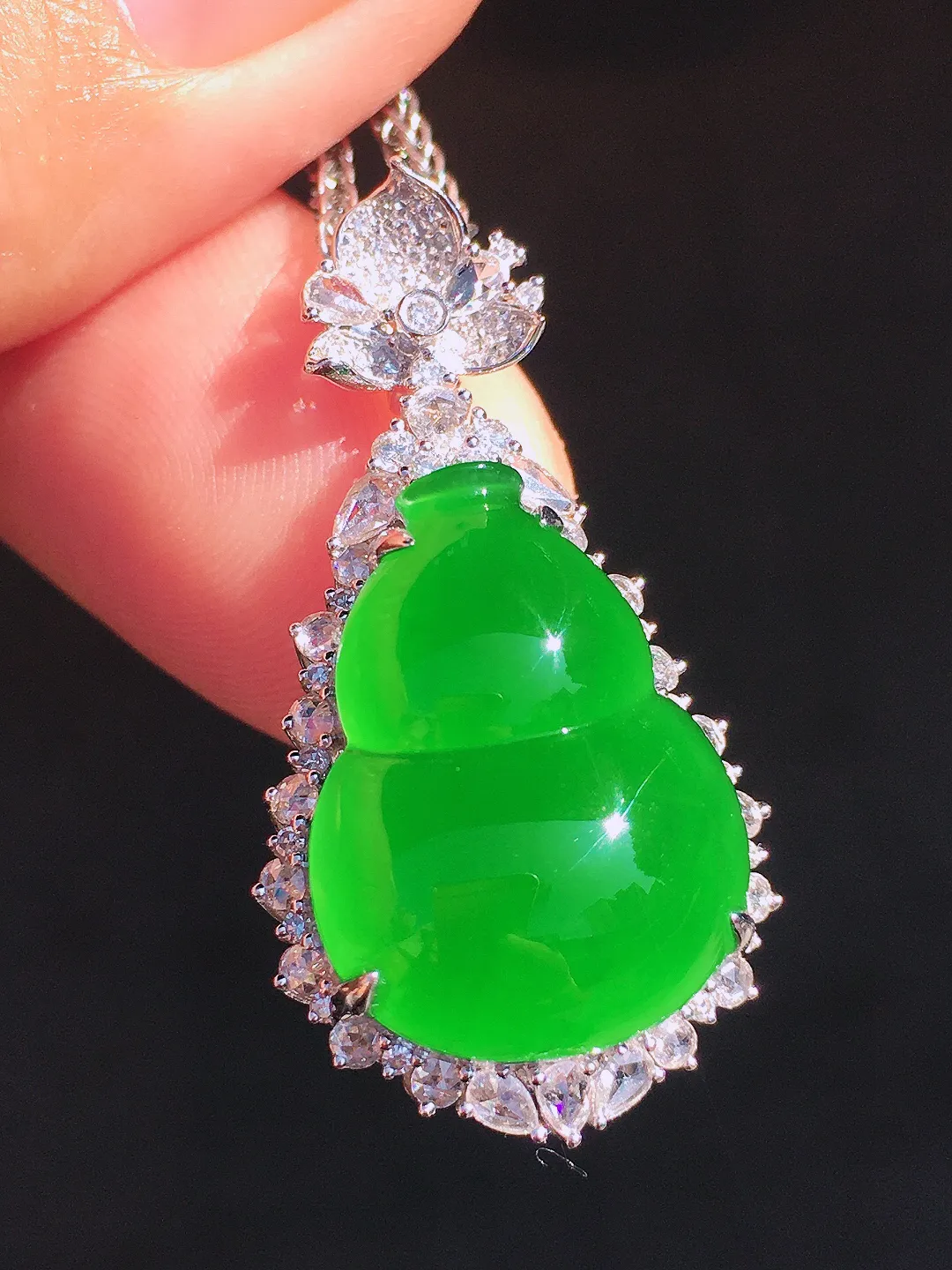 阳绿葫芦吊坠，色泽均匀艳丽，玉质细腻，荧光感超
强，饱满圆润，尽显优雅气质，18k
金豪华镶嵌