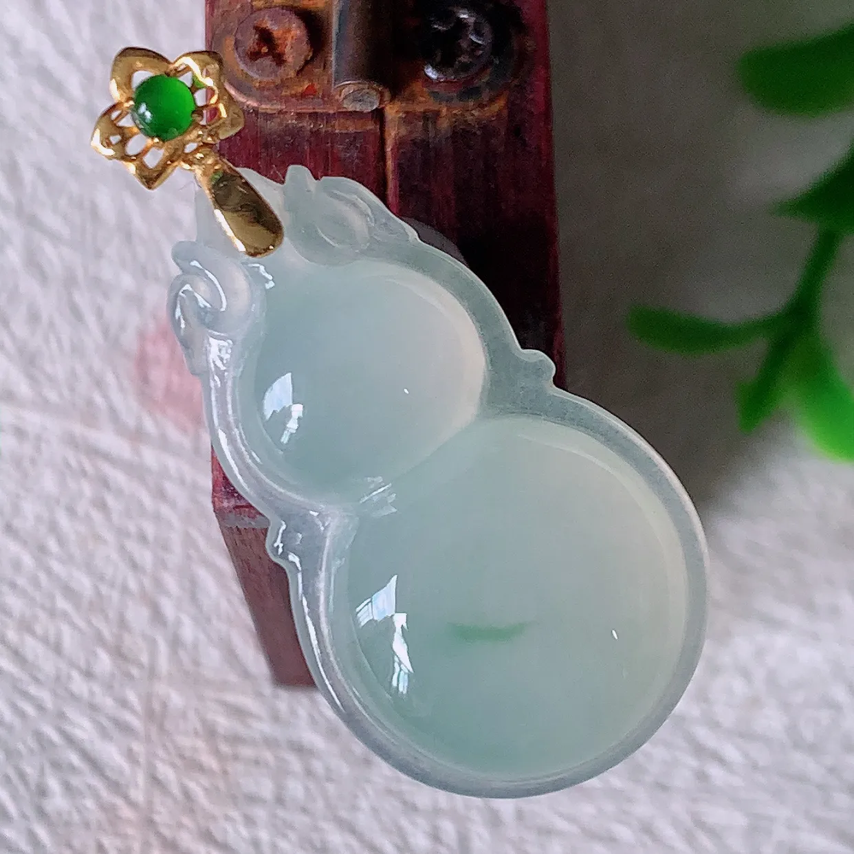18K金镶嵌冰种飘花翡翠福禄葫芦吊坠，种老水足，雕工精湛 ，寓意美好，佩戴时尚出众！#12.7整体32裸石26-15.5*5.6