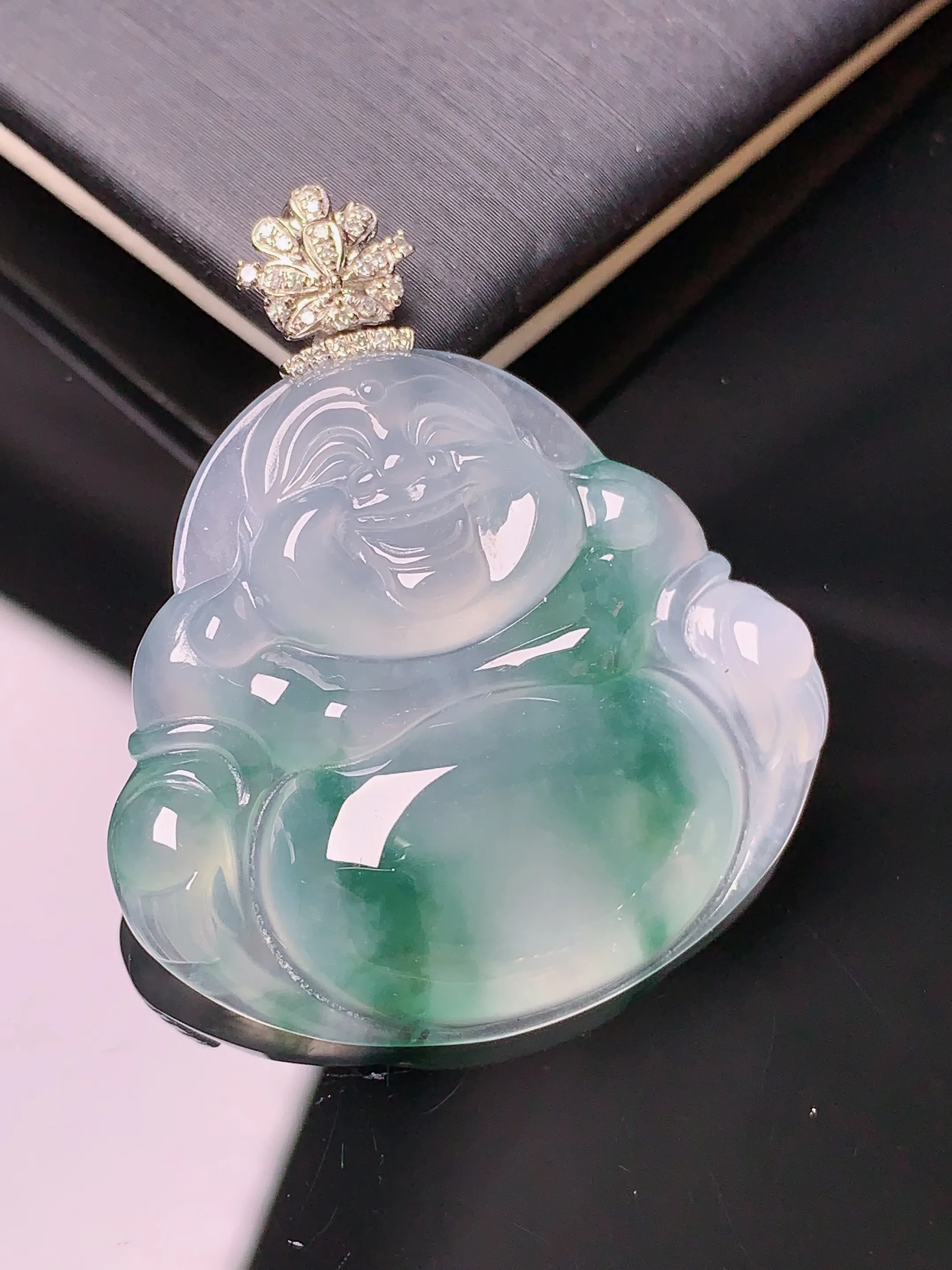 18k金钻镶嵌冰种飘绿佛公吊坠 玉质细腻 色泽清新艳丽 整体尺寸37.8*32.5*6