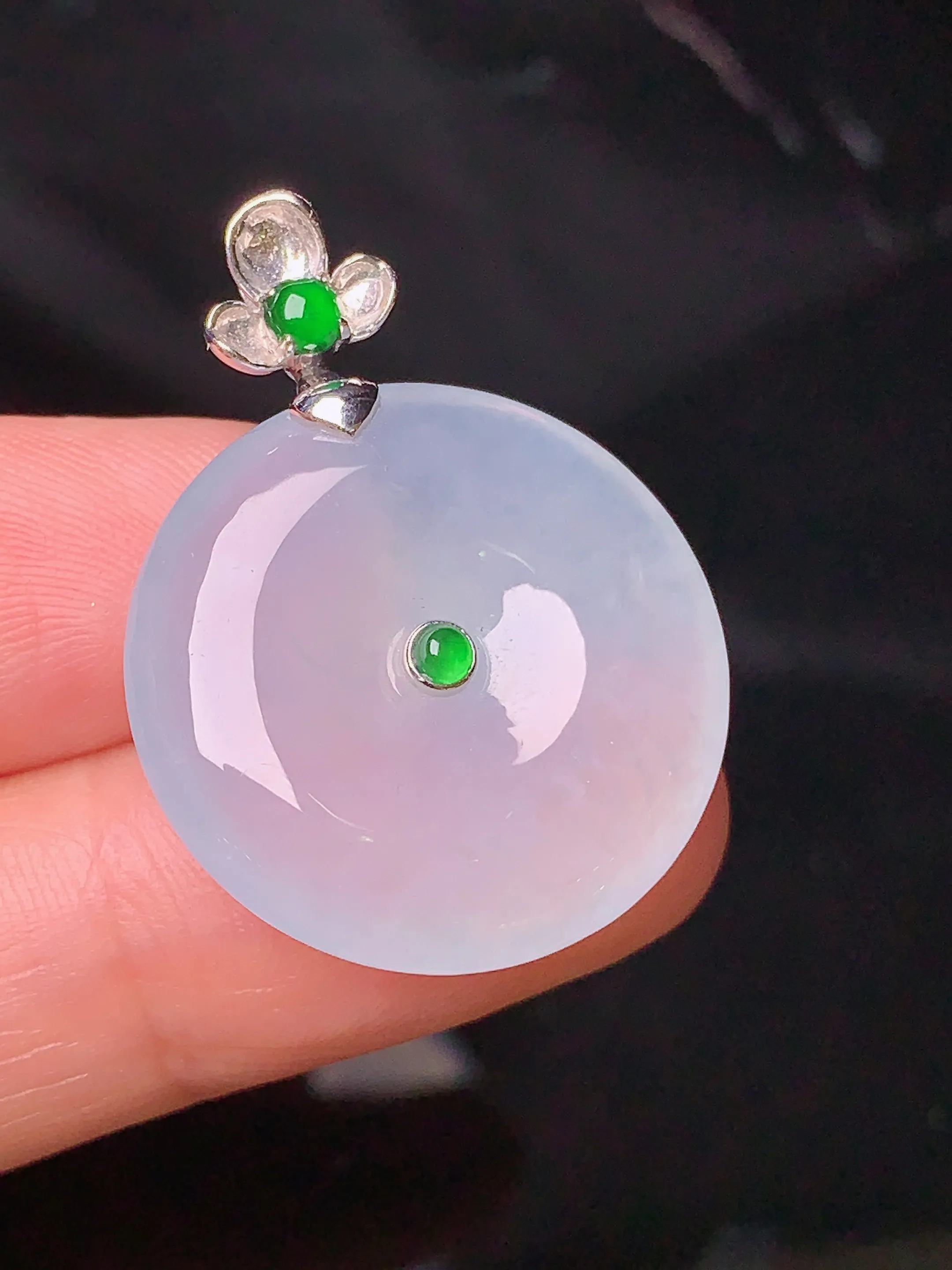 18k金镶嵌冰种平安扣吊坠 玉质细腻 色泽清新艳丽 整体尺寸30.5*22.8*5.7