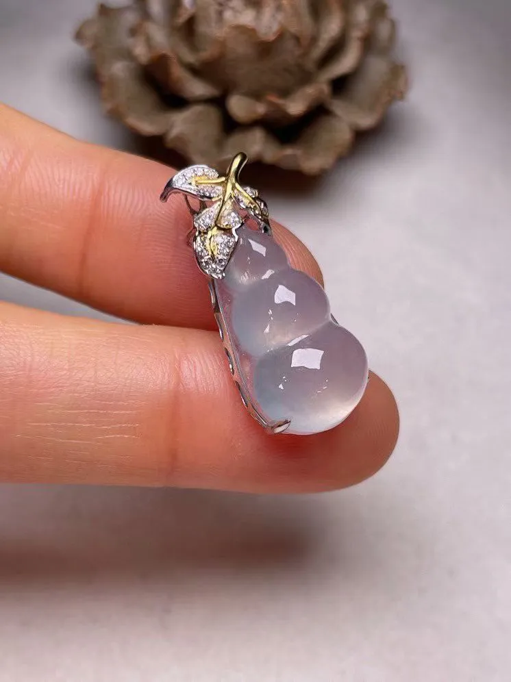 冰种福豆吊坠、真金真钻镶嵌，种水好，玉质细腻 .裸石尺寸 21.5*11.3