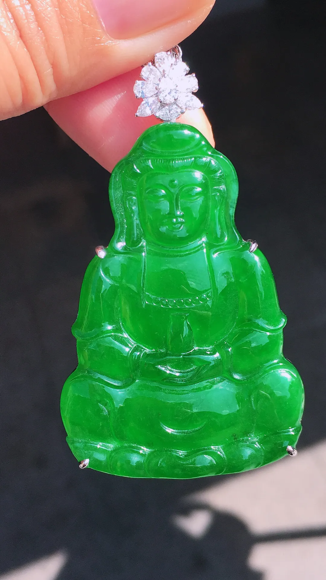 阳绿观音吊坠，色泽均匀艳丽，玉质细腻，荧光感超
强，饱满圆润，尽显优雅气质，18k
金豪华镶嵌