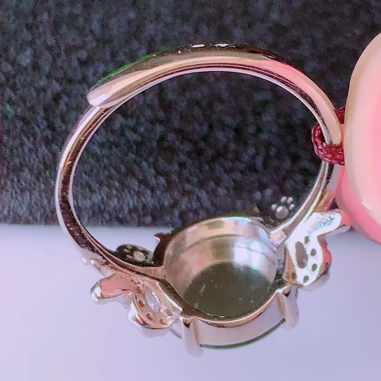 冰透满绿翡翠925银镶嵌平安扣戒指，自然光实拍，翠色灵动，颜色漂亮，种老水足，品相佳，佩戴佳品！#97.7（圈口可调大小）整体23*17.5*4.8裸石10.5*10.5